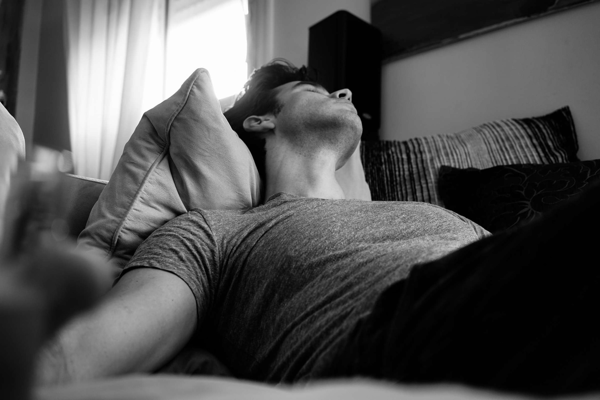 Mann schlafend im Bett | Quelle: Unsplash