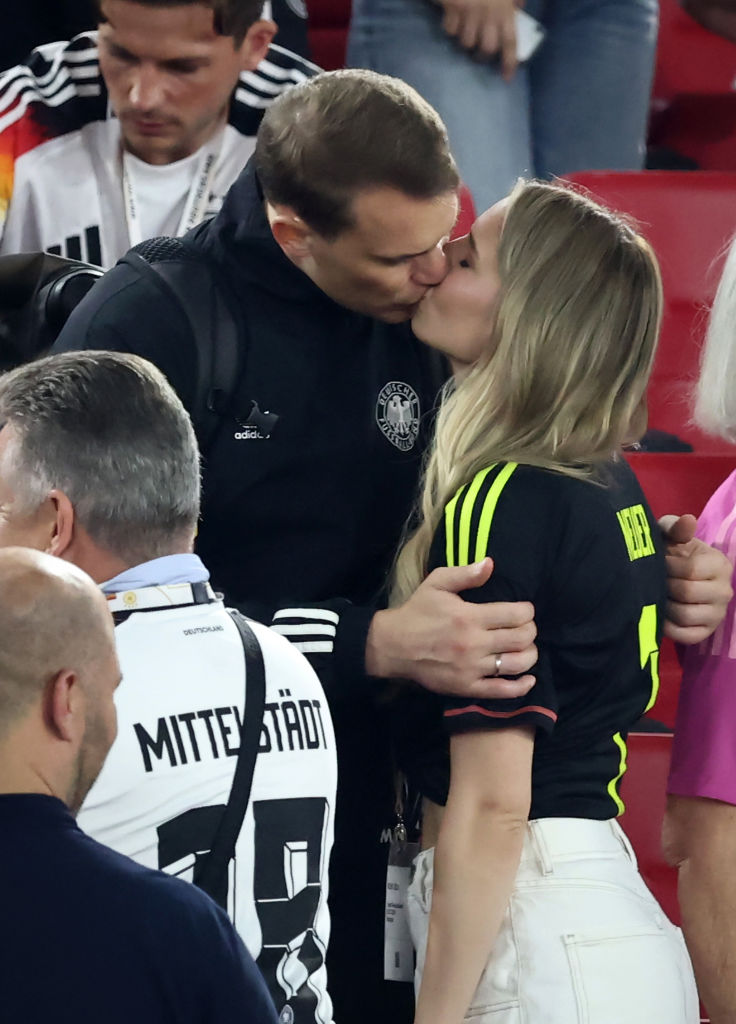 Manuel Neuer aus Deutschland mit seiner Frau Anika Bissel nach dem Viertelfinalspiel der UEFA EURO 2024 zwischen Spanien und Deutschland in der Stuttgart Arena am 5. Juli 2024 in Stuttgart, Deutschland. | Quelle: Getty Images