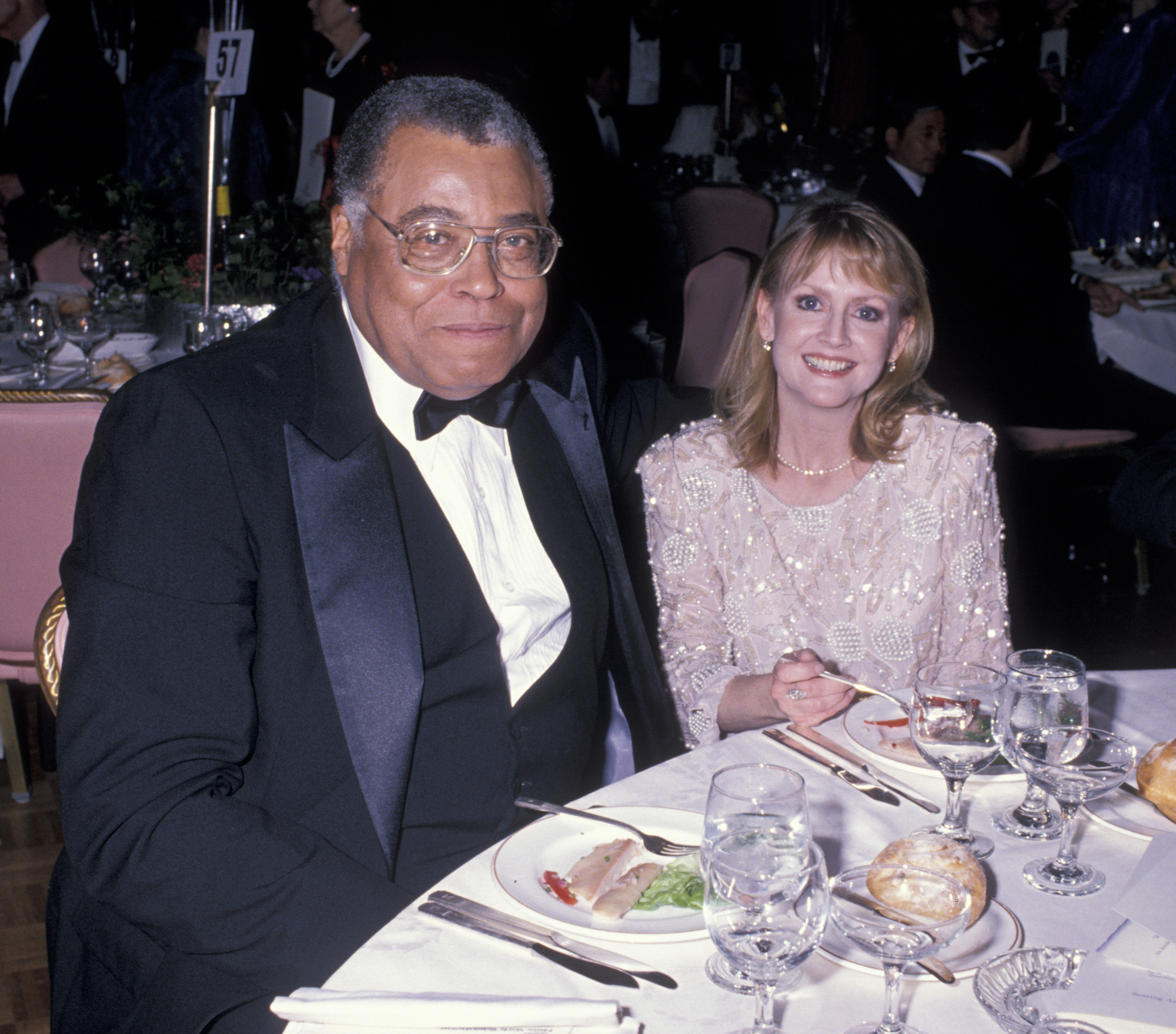 James Earl Jones und Cecilia Hart bei den 43rd Annual Tony Awards am 4. Juni 1989 in New York. | Quelle: Getty Images