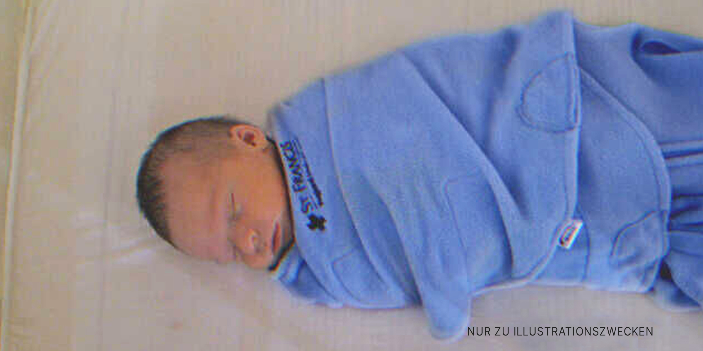 Ein in ein blaues Tuch gewickeltes Baby | Quelle: Flickr/EtanSivad (CC BY-SA 2.0)