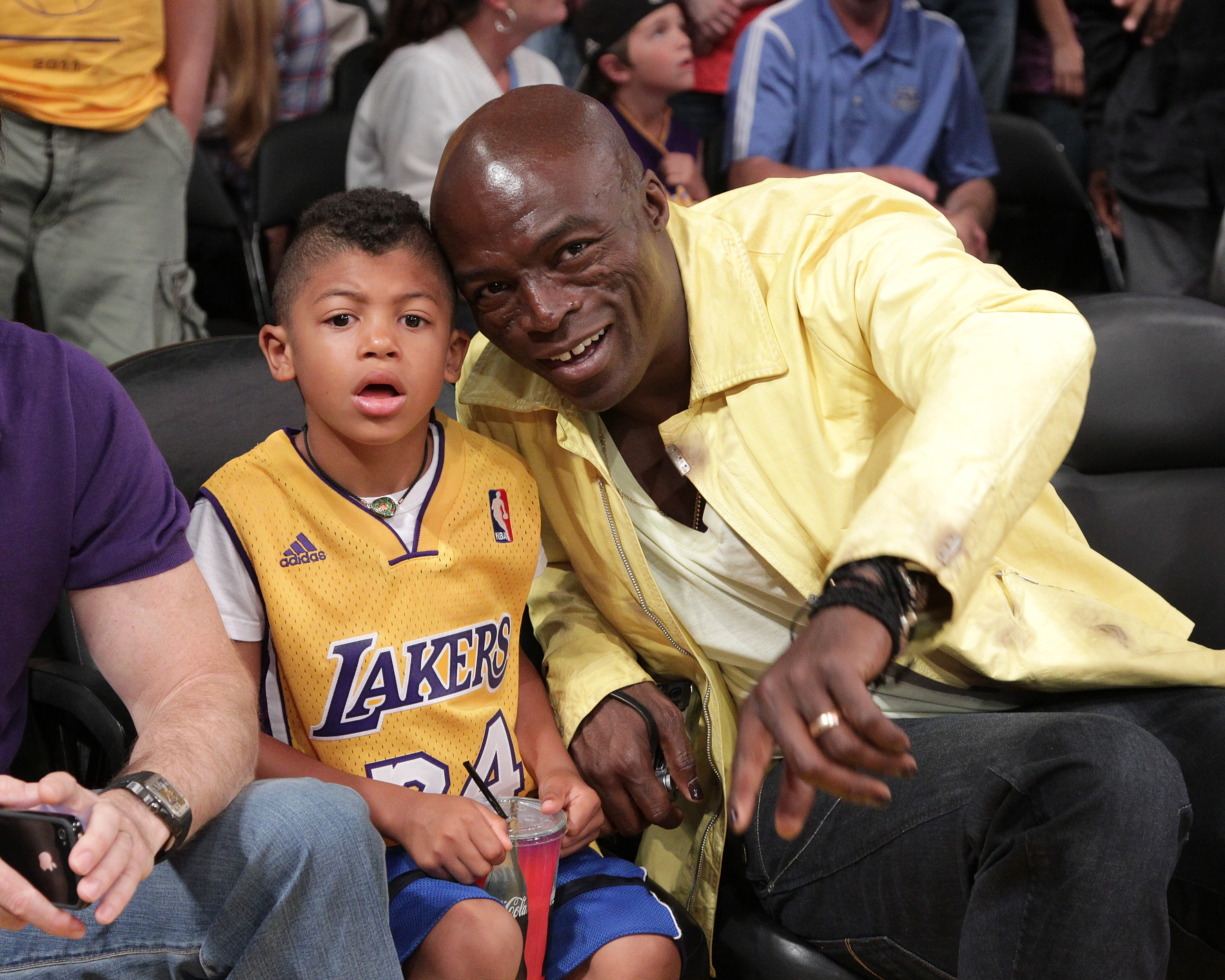 Seal und sein Sohn Henry Samuel besuchen das Spiel zwischen den New Orleans Hornets und den Los Angeles Lakers im Staples Center am 17. April 2011 in Los Angeles, Kalifornien | Quelle: Getty Images