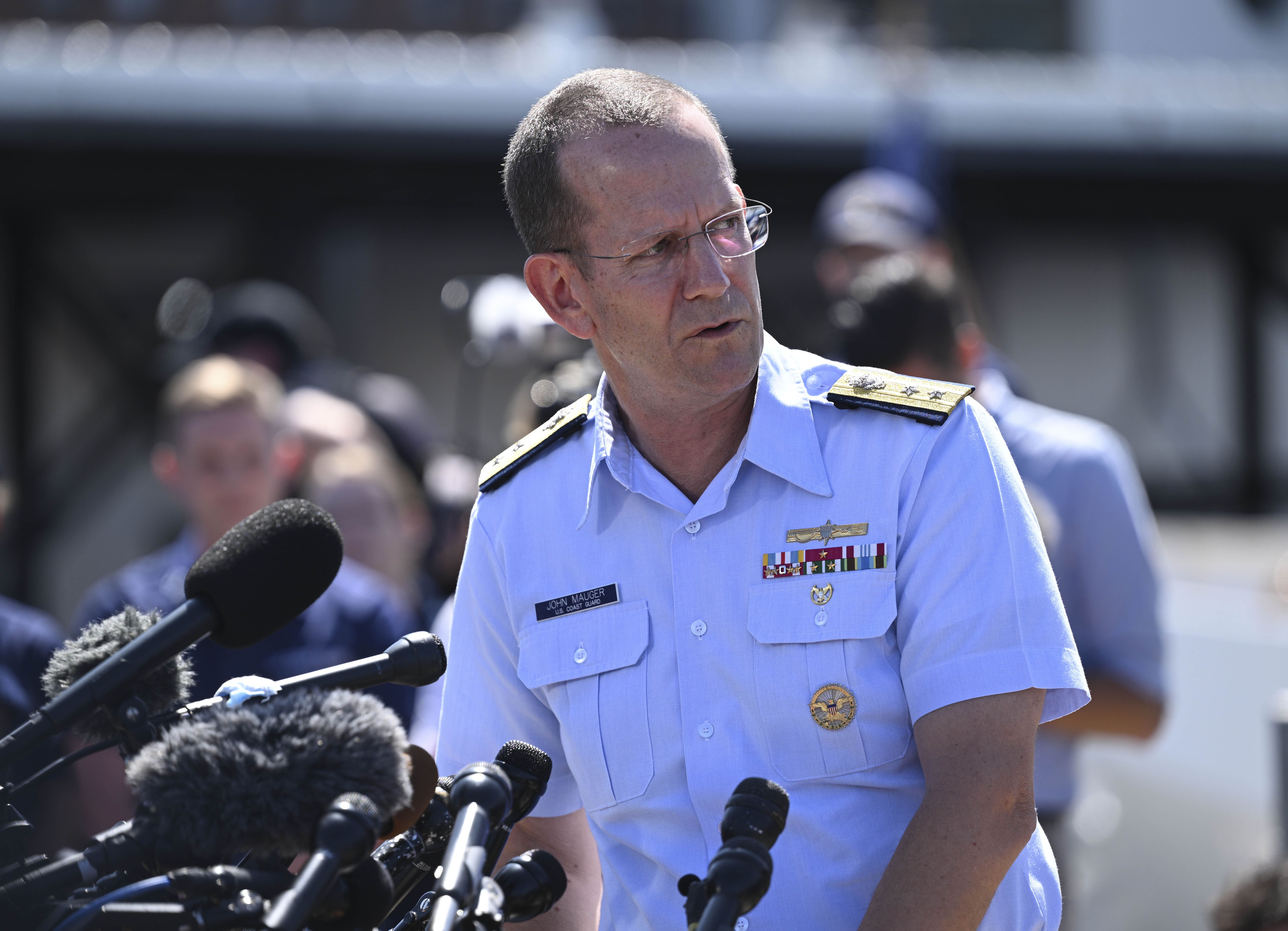 US-Konteradmiral John Mauger gibt am 22. Juni 2023 auf dem Stützpunkt der US-Küstenwache in Boston, Massachusetts, Vereinigte Staaten, Erklärungen an die Presse ab | Quelle: Getty Images