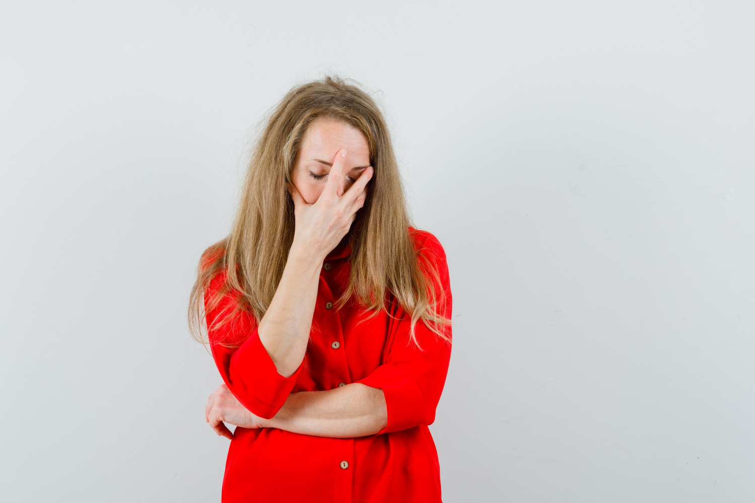 Eine ängstliche Frau | Quelle: Freepik