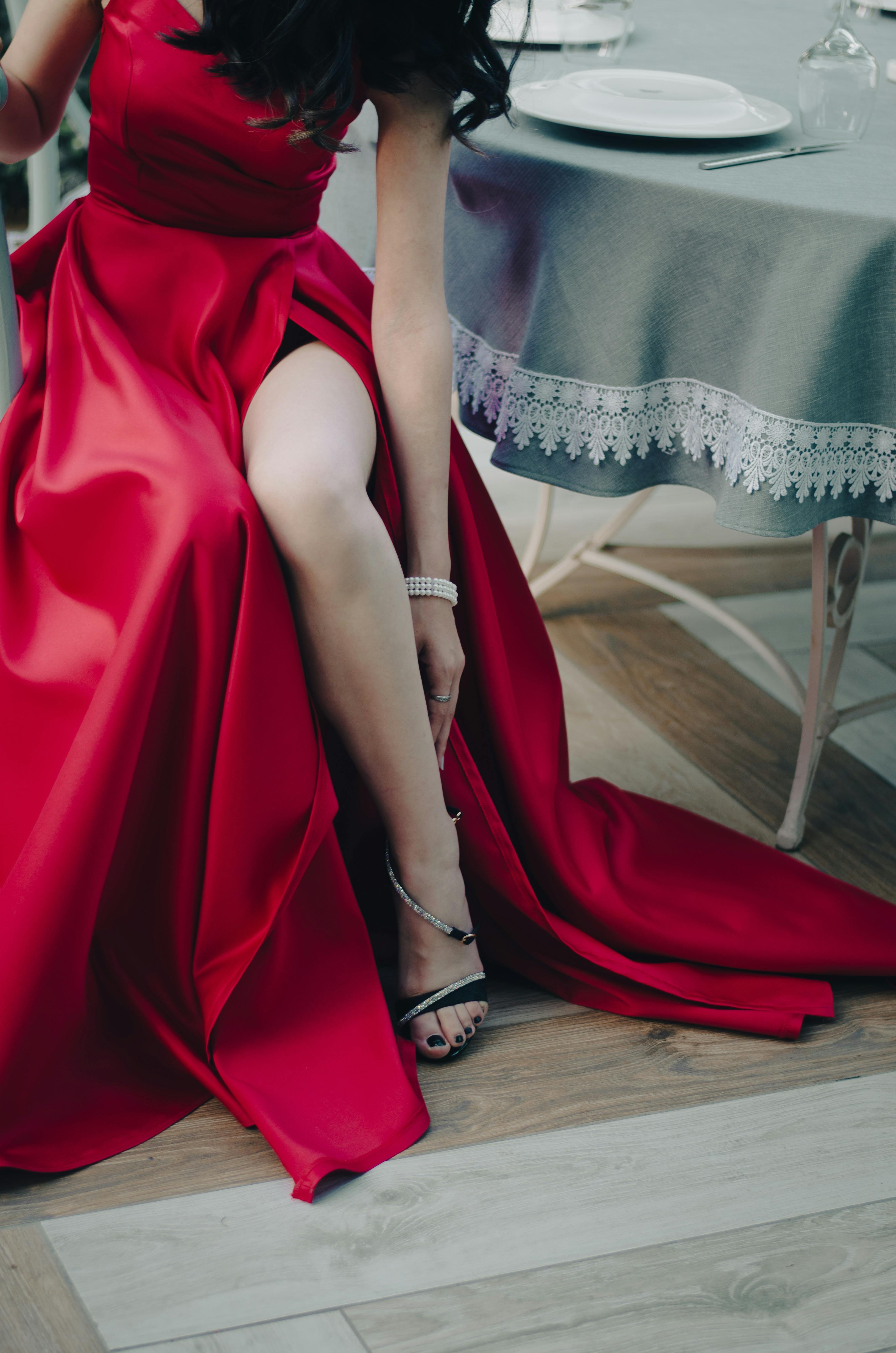 Eine Frau in einem roten Kleid | Quelle: Pexels