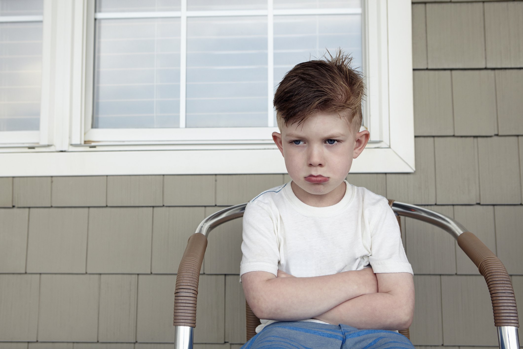 Dennis entdeckte, dass seine Mutter alle Fenster zugenagelt hatte. | Quelle: Getty Images