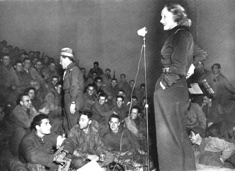 Marlene Dietrich tritt für Soldaten auf, 1944 | Quelle: Wikimedia Commons