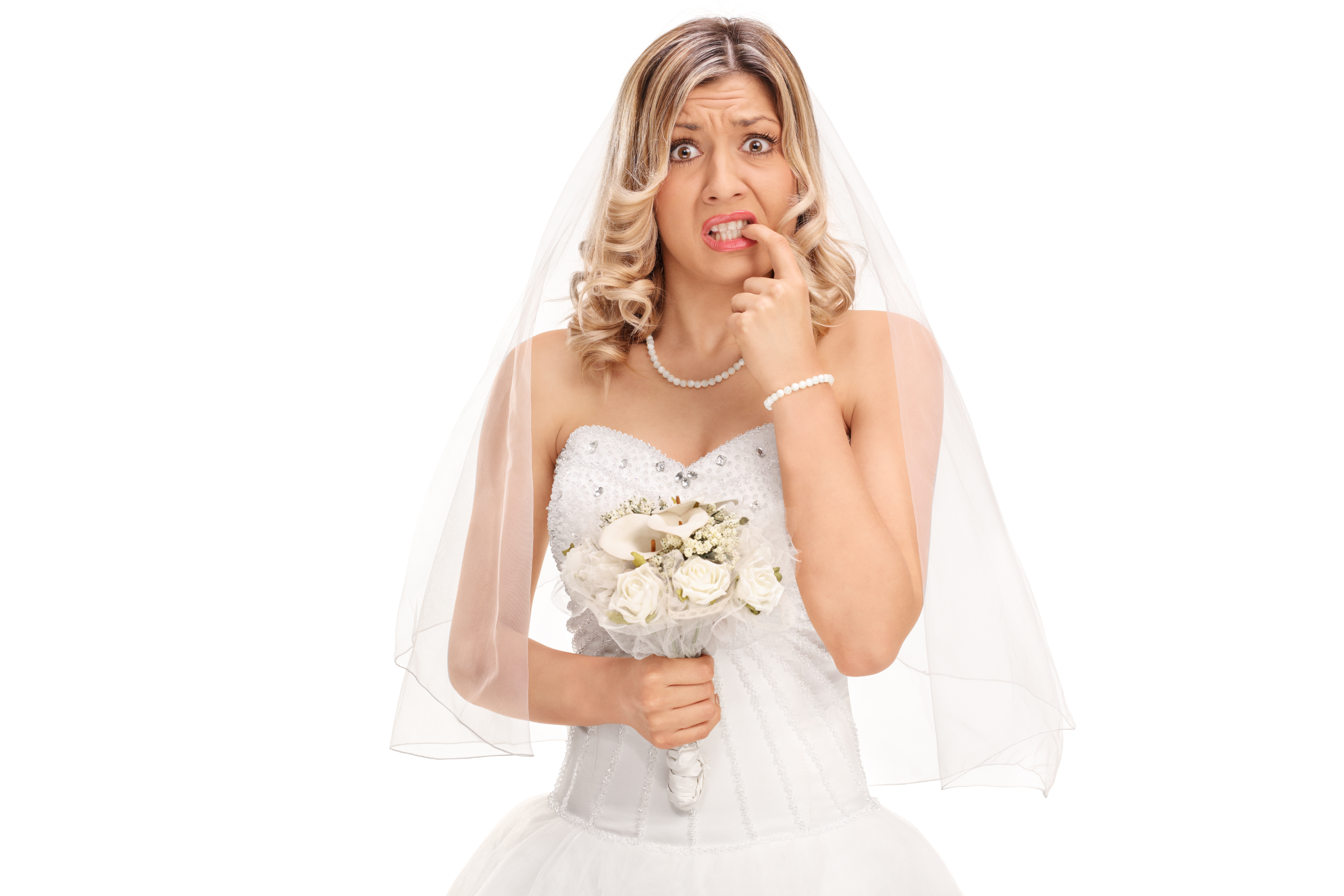 Eine nervöse junge Braut, die an ihren Nägeln kaut | Quelle: Shutterstock
