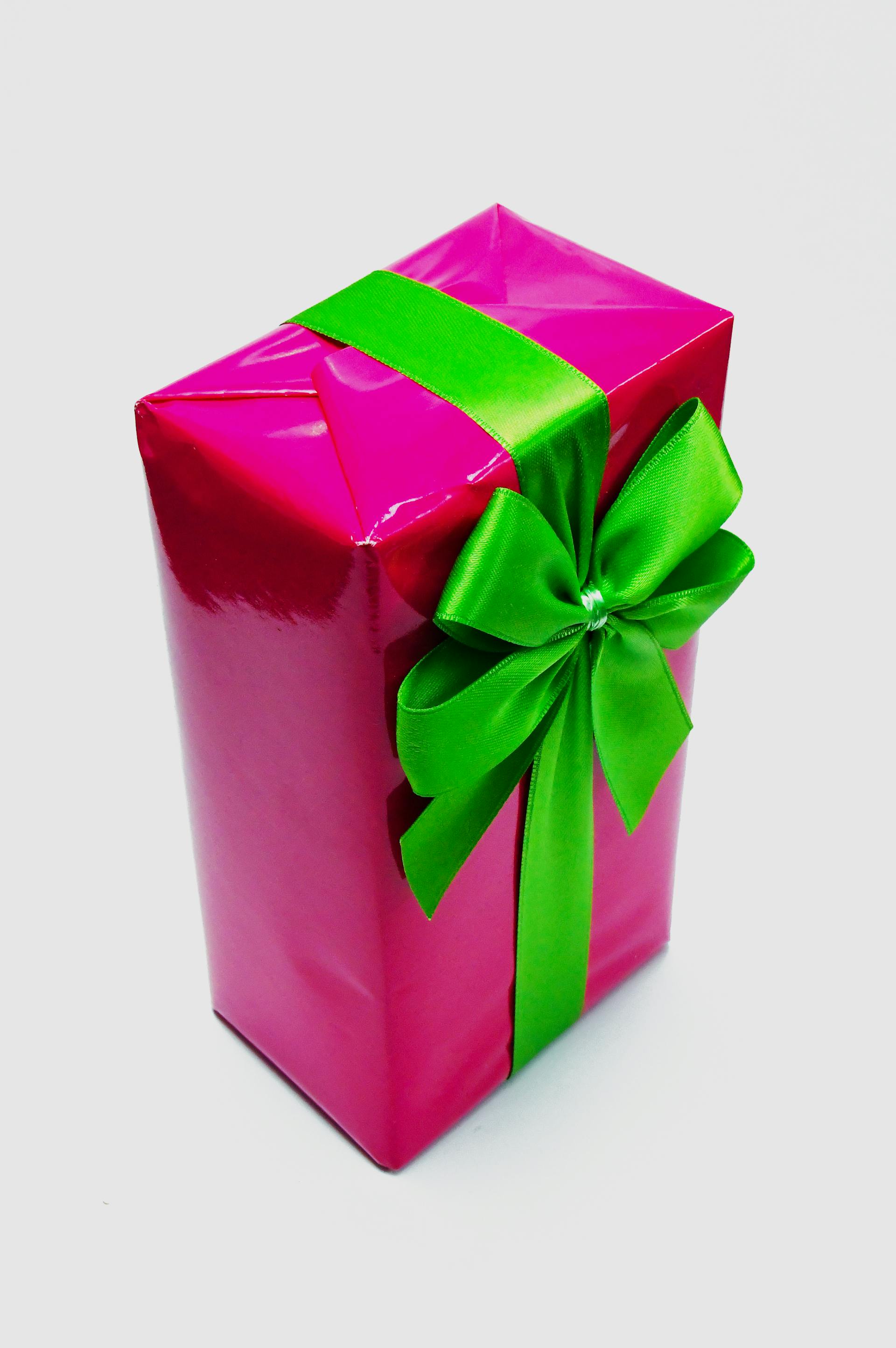 Ein mit einer Schleife verziertes Geschenk | Quelle: Pexels