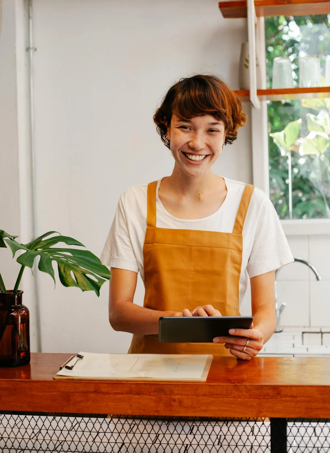 Ein lächelnder Barista in einem Café | Quelle: Pexels