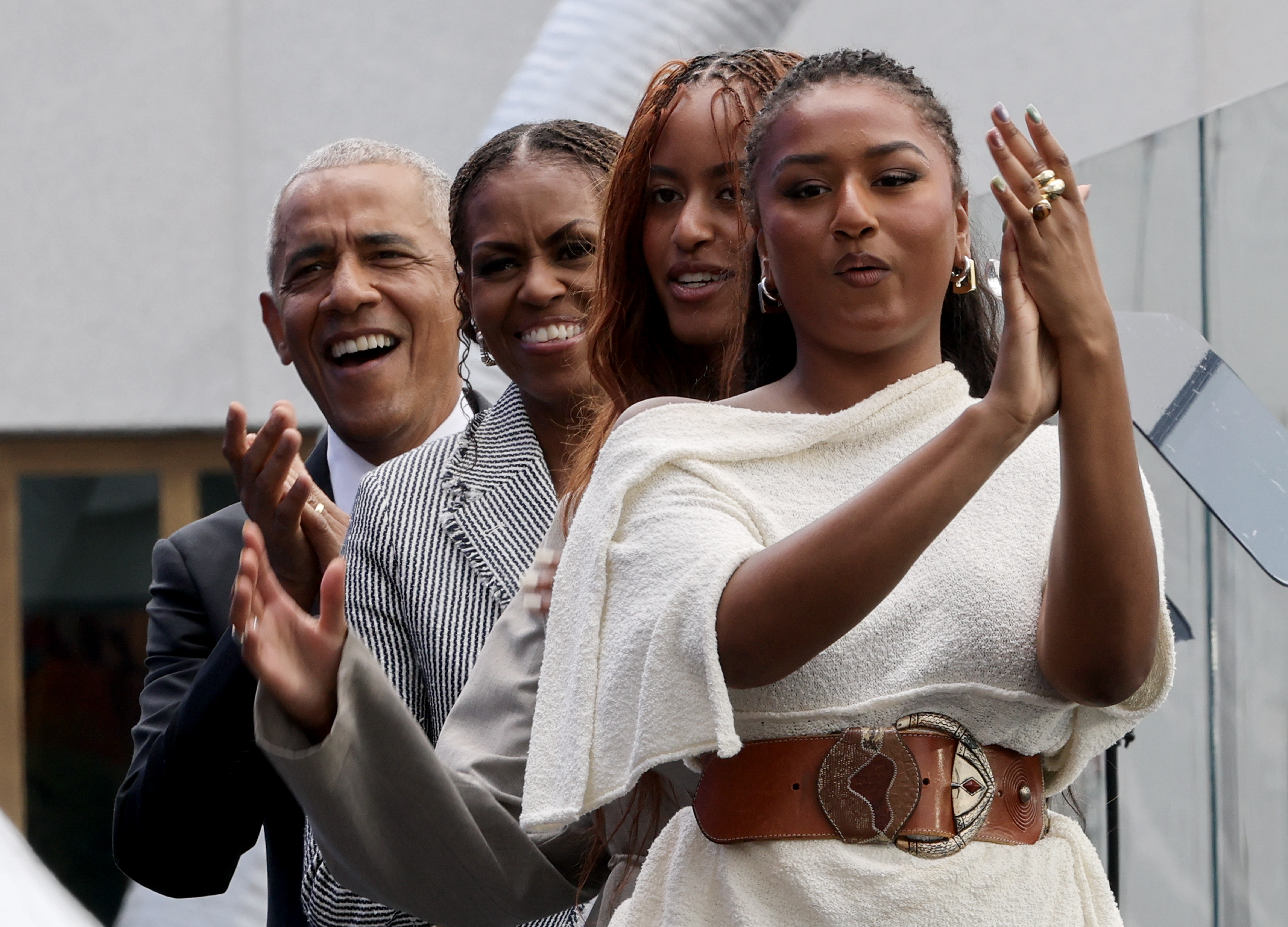 Die Internetnutzer haben immer wieder darauf hingewiesen, wie sehr die jungen Frauen ihren berühmten Eltern ähneln. Auf diesem Foto jubelt die Familie während der Einweihungsfeier zur Eröffnung des Barack-Obama-Präsidentenzentrums am John-Lewis-Platz am 18. Juni 2026 in Chicago, Illinois. | Quelle: Getty Images