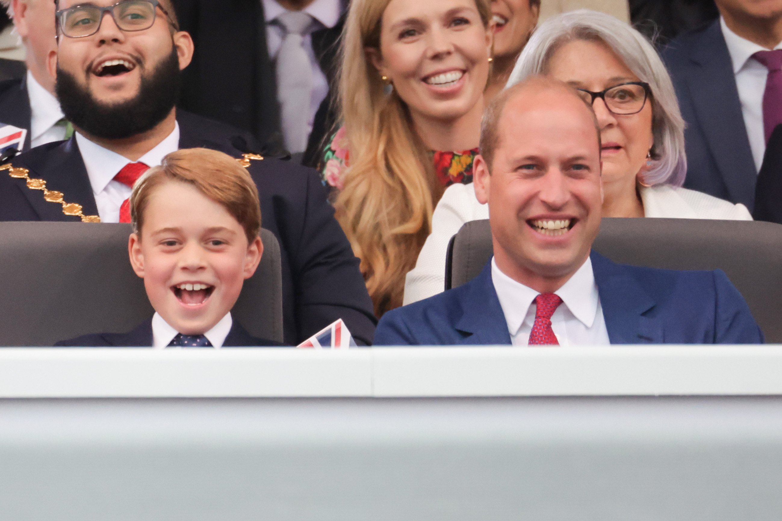 Prinz George und Prinz William während des Platinjubiläums von Königin Elisabeth II. in London, England am 4. Juni 2022 | Quelle: Getty Images