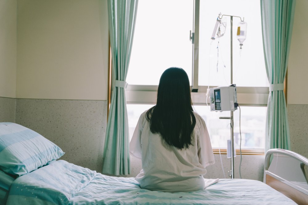 Eine Frau in Krankenhaus. | Quelle: Shutterstock