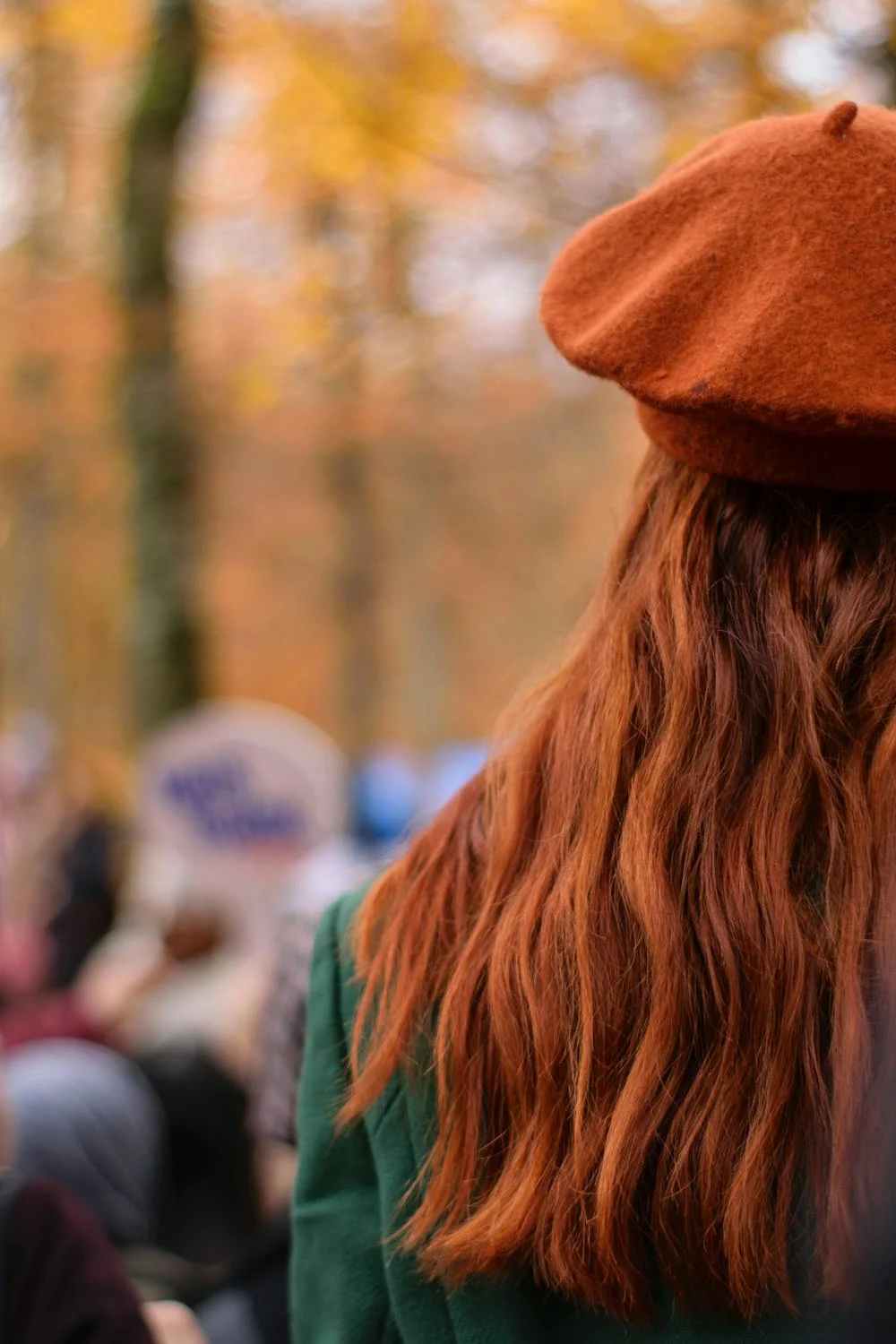 Eine Frau, die in ihrem Garten spazieren geht | Quelle: Pexels