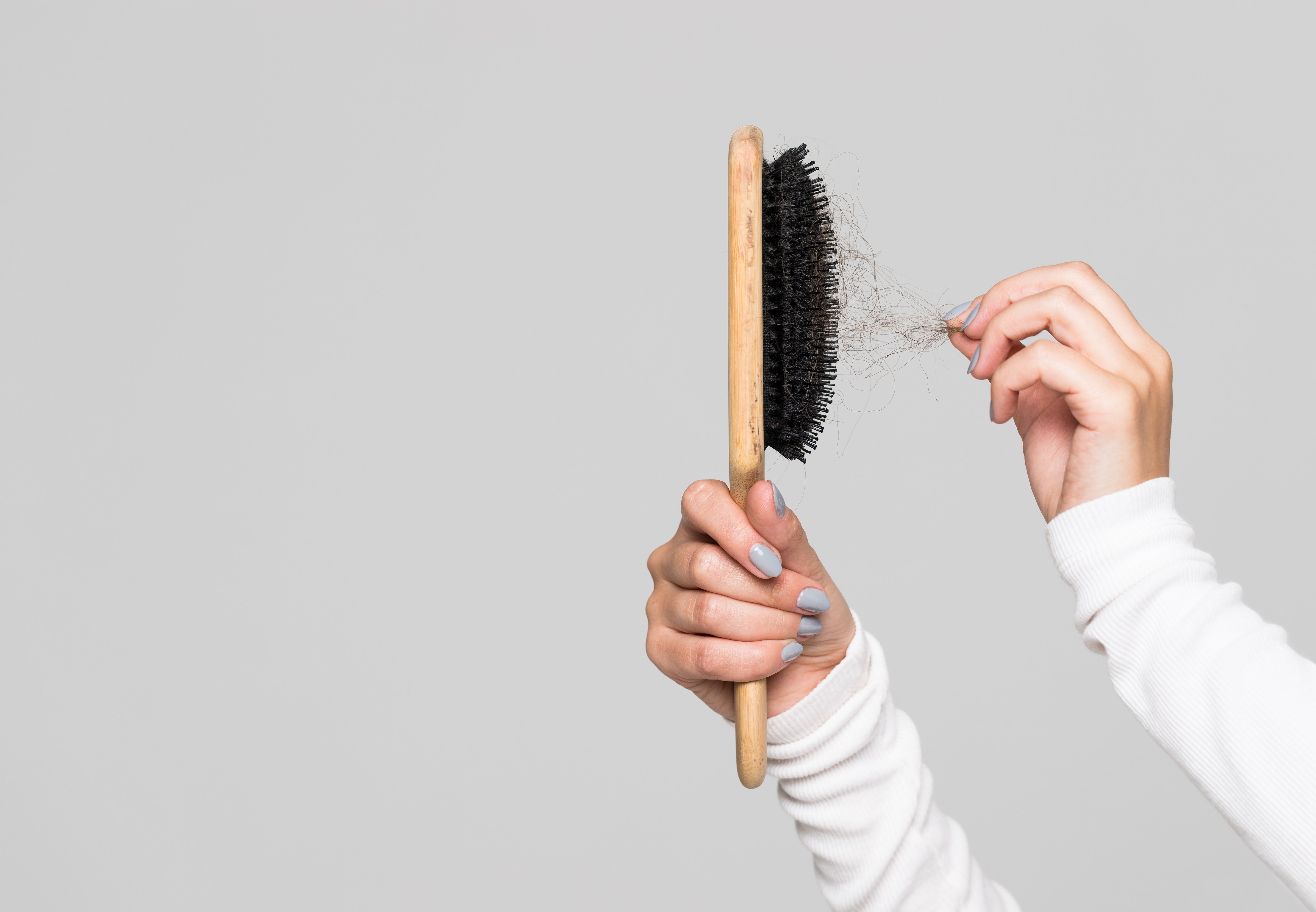 Frau mit Haarbürste | Quelle: Shutterstock
