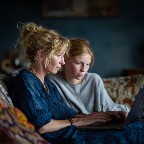 Mutter und Tochter arbeiten an einem Laptop | Quelle: Midjourney