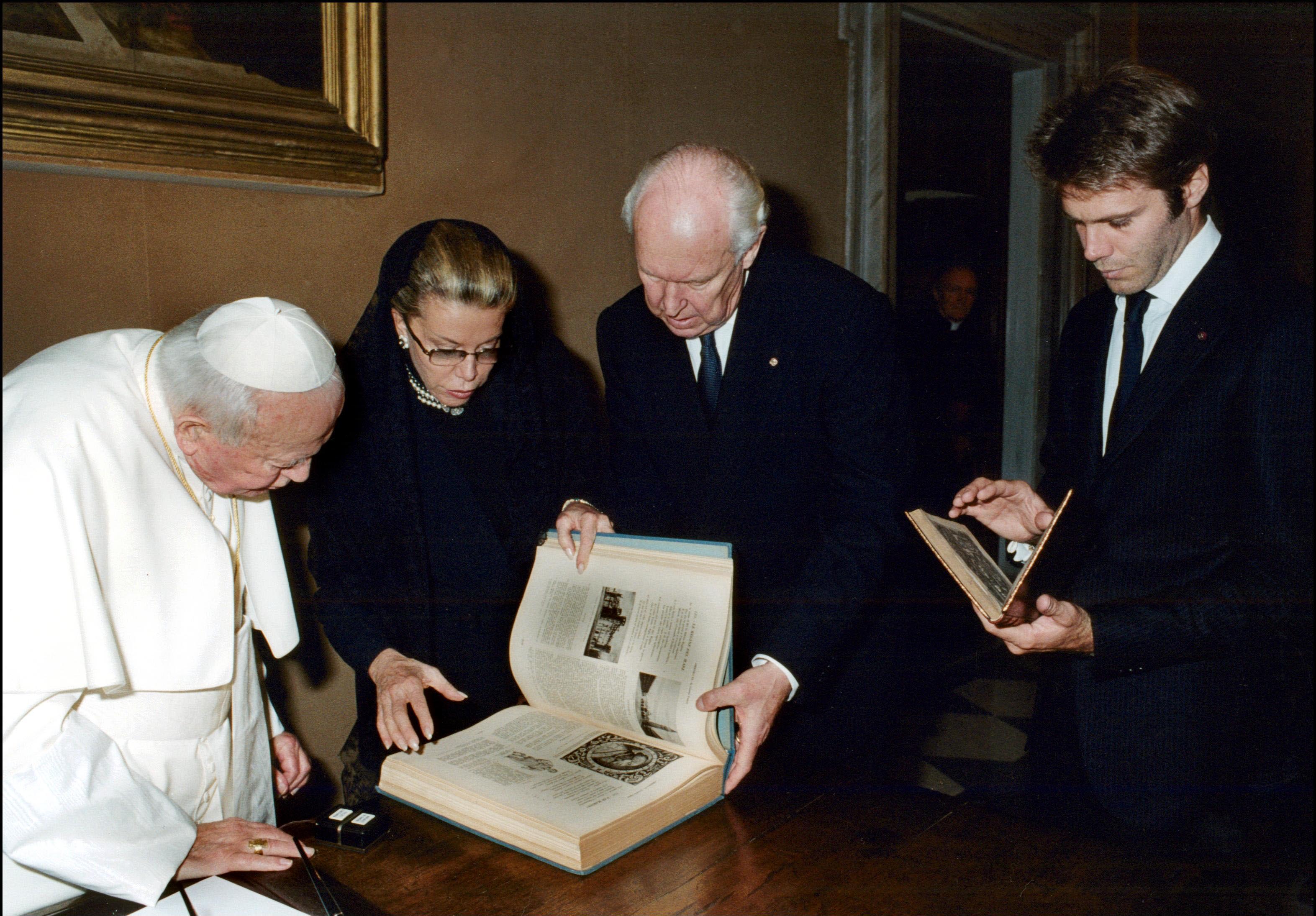 Papst Johannes Paul II. und Emmanuel von Savoyen mit seiner Frau Marina und ihrem Sohn Emmanuel Filiberto in Rom, Italien, am 23. Dezember 2002 | Quelle: Getty Images