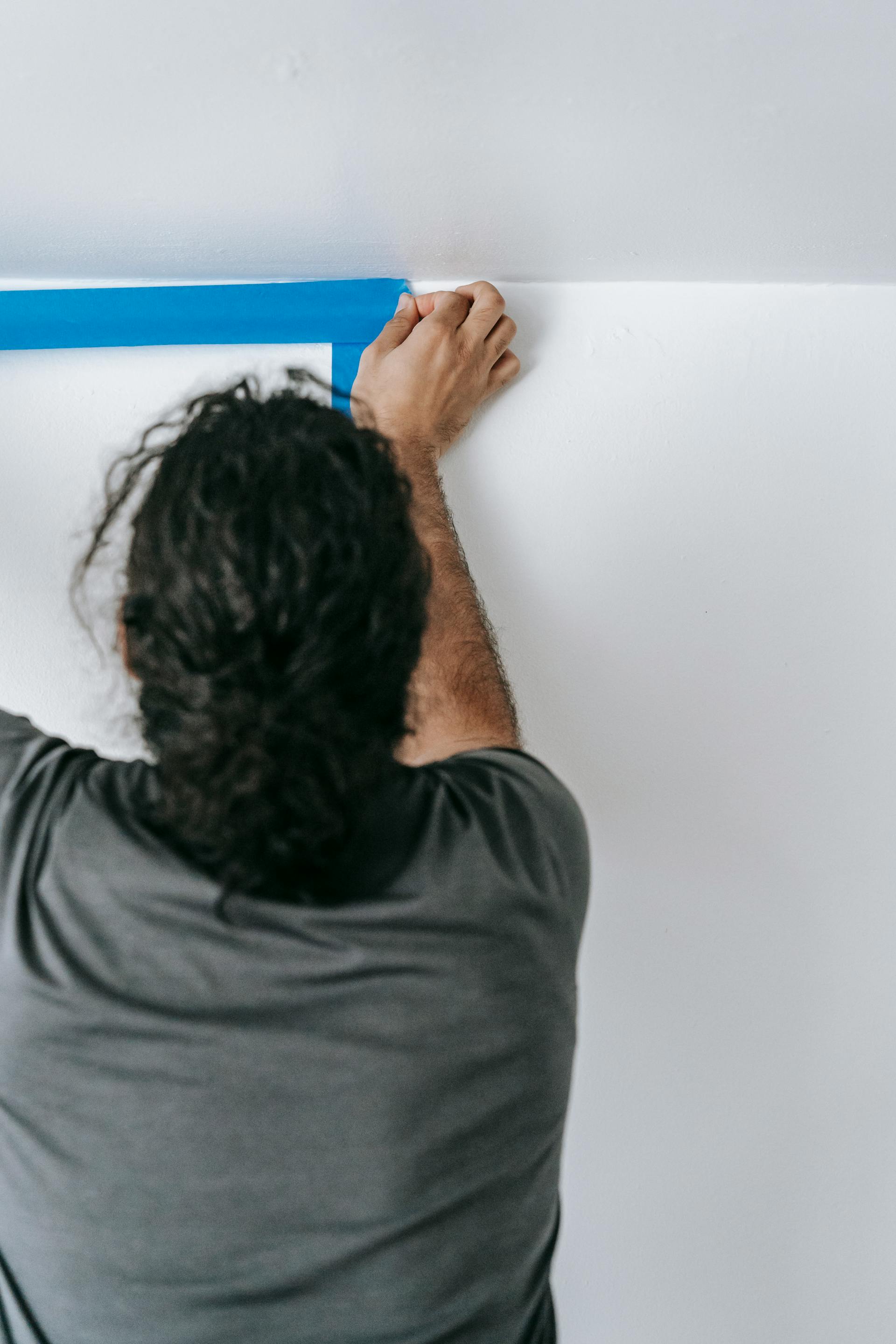 Ein Mann bei der Renovierung eines Hauses | Quelle: Pexels