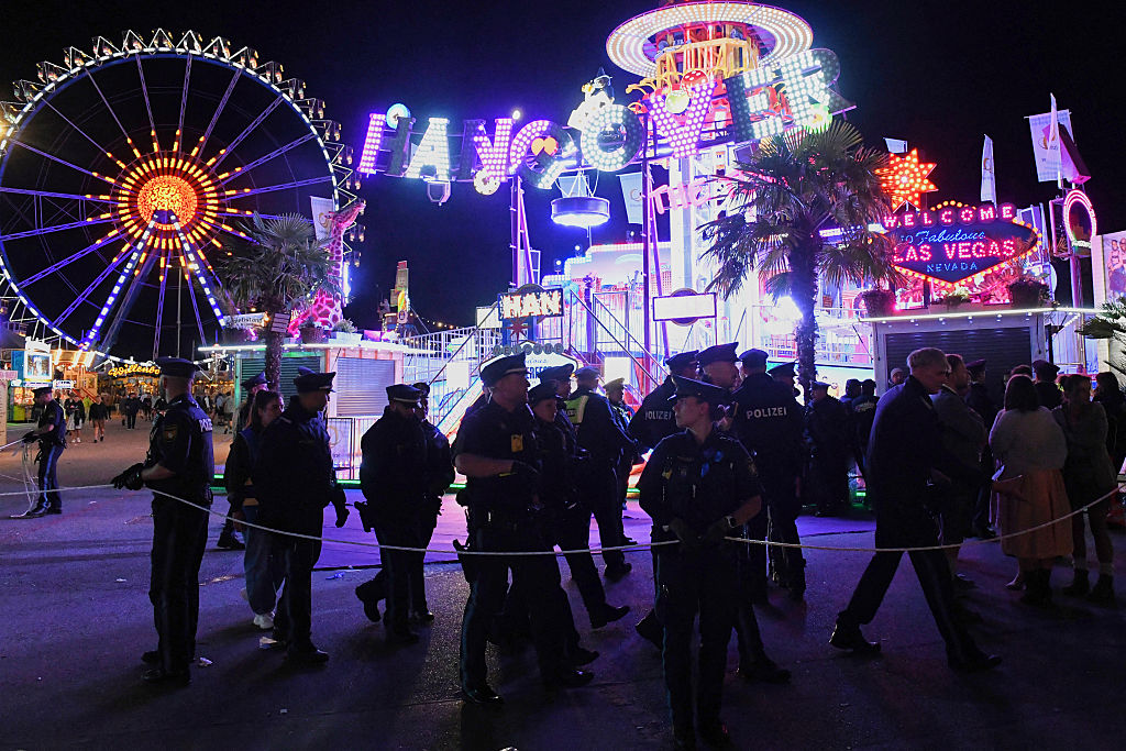 21 September 2026, Bayern, München: Polizeibeamte und Rettungskräfte sind am Unfallort im Einsatz. Auf dem Oktoberfestgelände in München ereignete sich ein Unfall an einem Fahrgeschäft. | Quelle: Getty Images