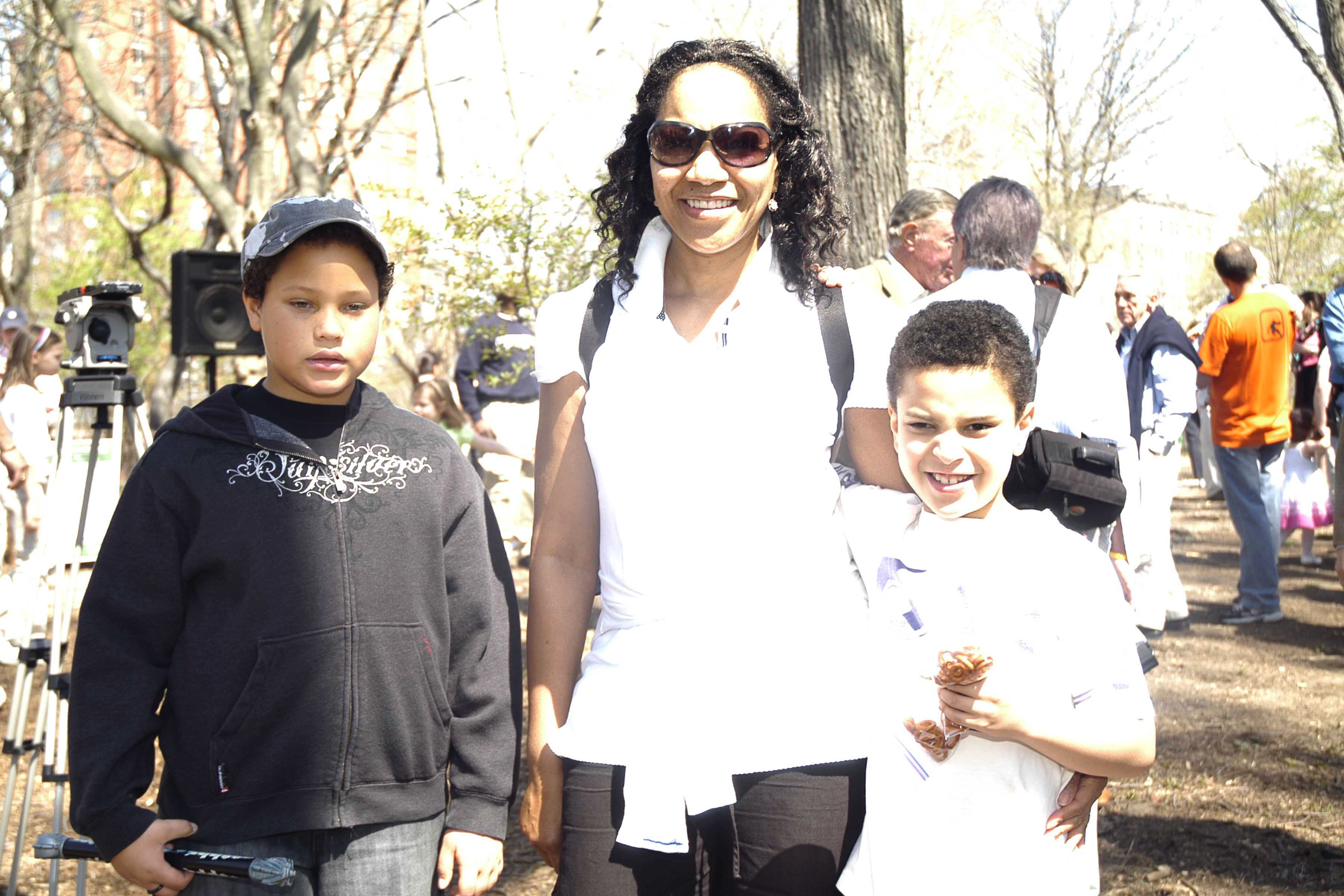 Grace Hightower und ihre Kinder bei der Eröffnung der Peter Jay Sharp Children's Glade durch die Central Park Conservancy am Tag der Erde am 22. April 2007 in New York City | Quelle: Getty Images