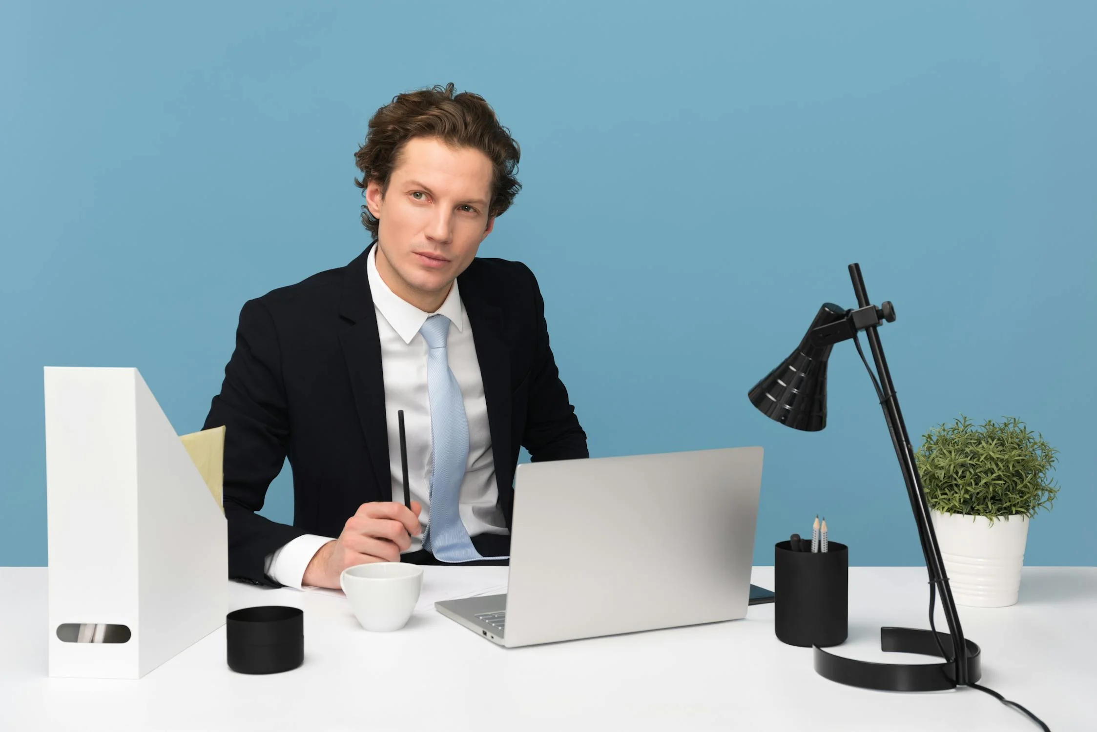 Ein Mann in seinem Büro | Quelle: Pexels