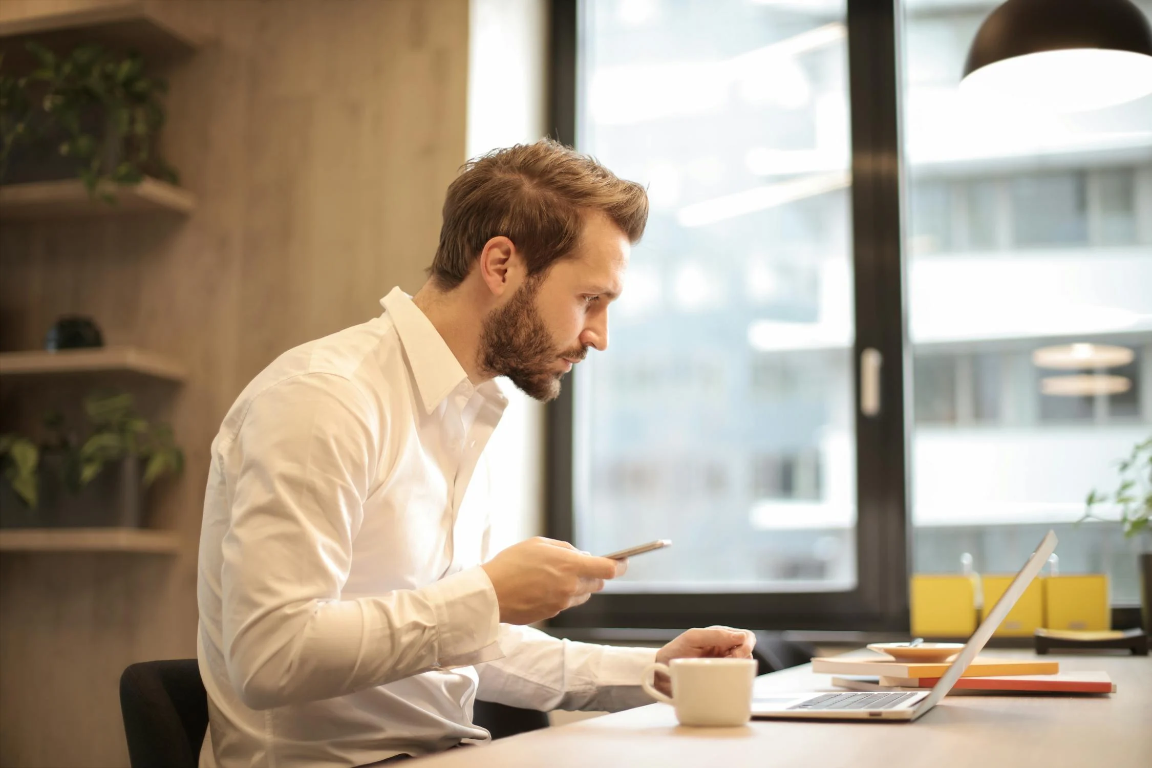 Um homem sério em seu laptop ⏐ Fonte: Pexels