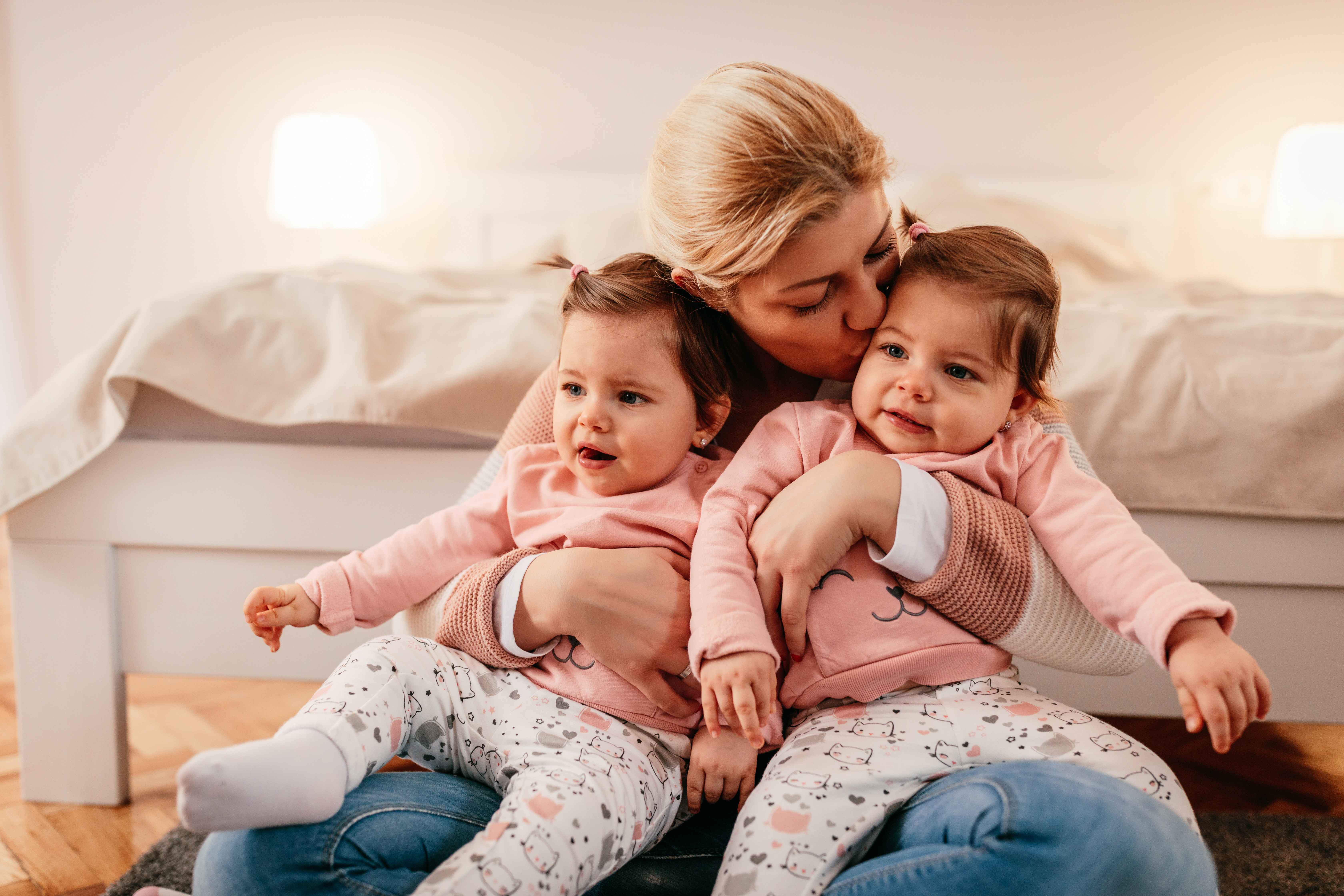 Eine Mutter mit Zwillingstöchtern | Quelle: Shutterstock