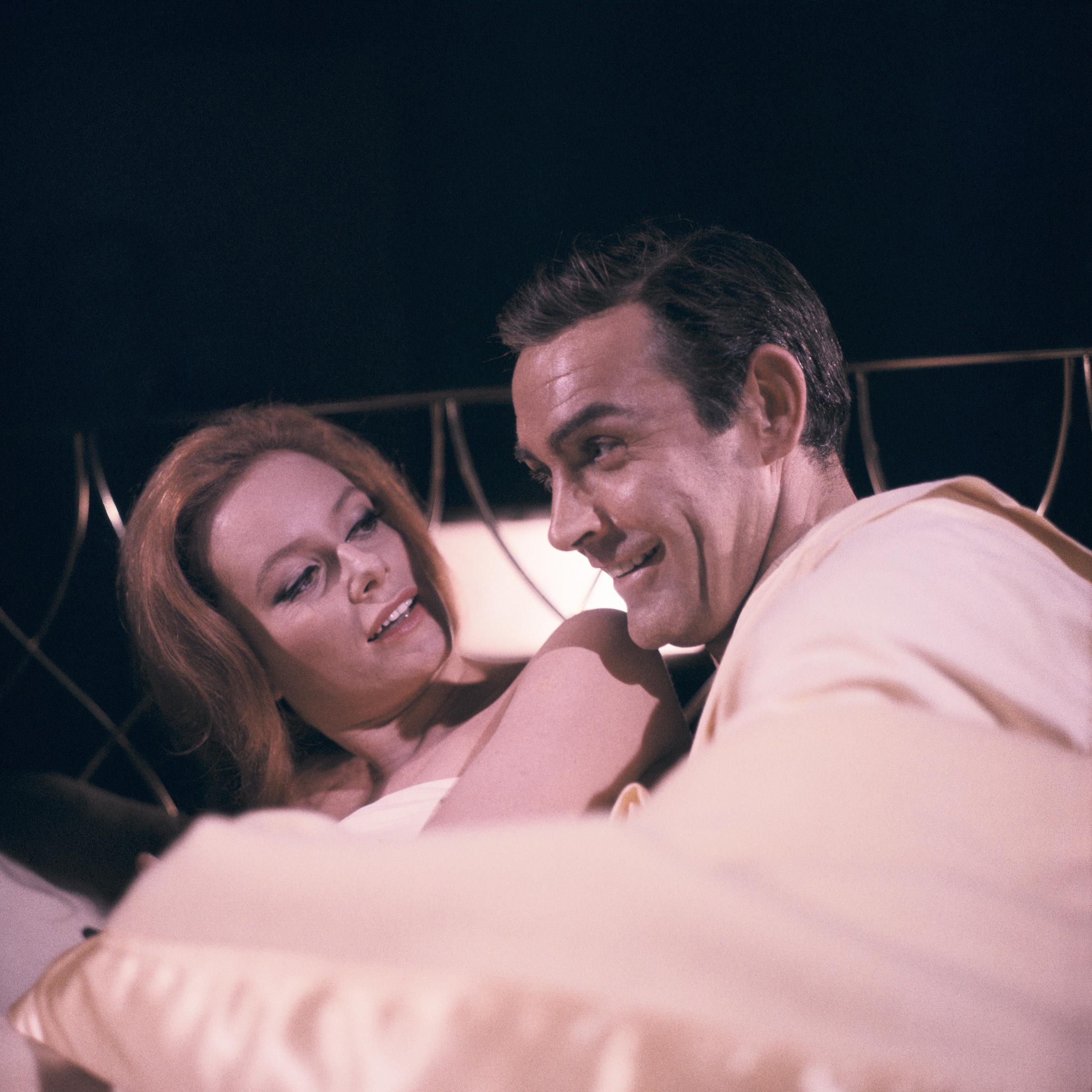 Luciana Paluzzi und Sean Connery in "Thunderball" im Jahr 1965. | Quelle: Getty Images