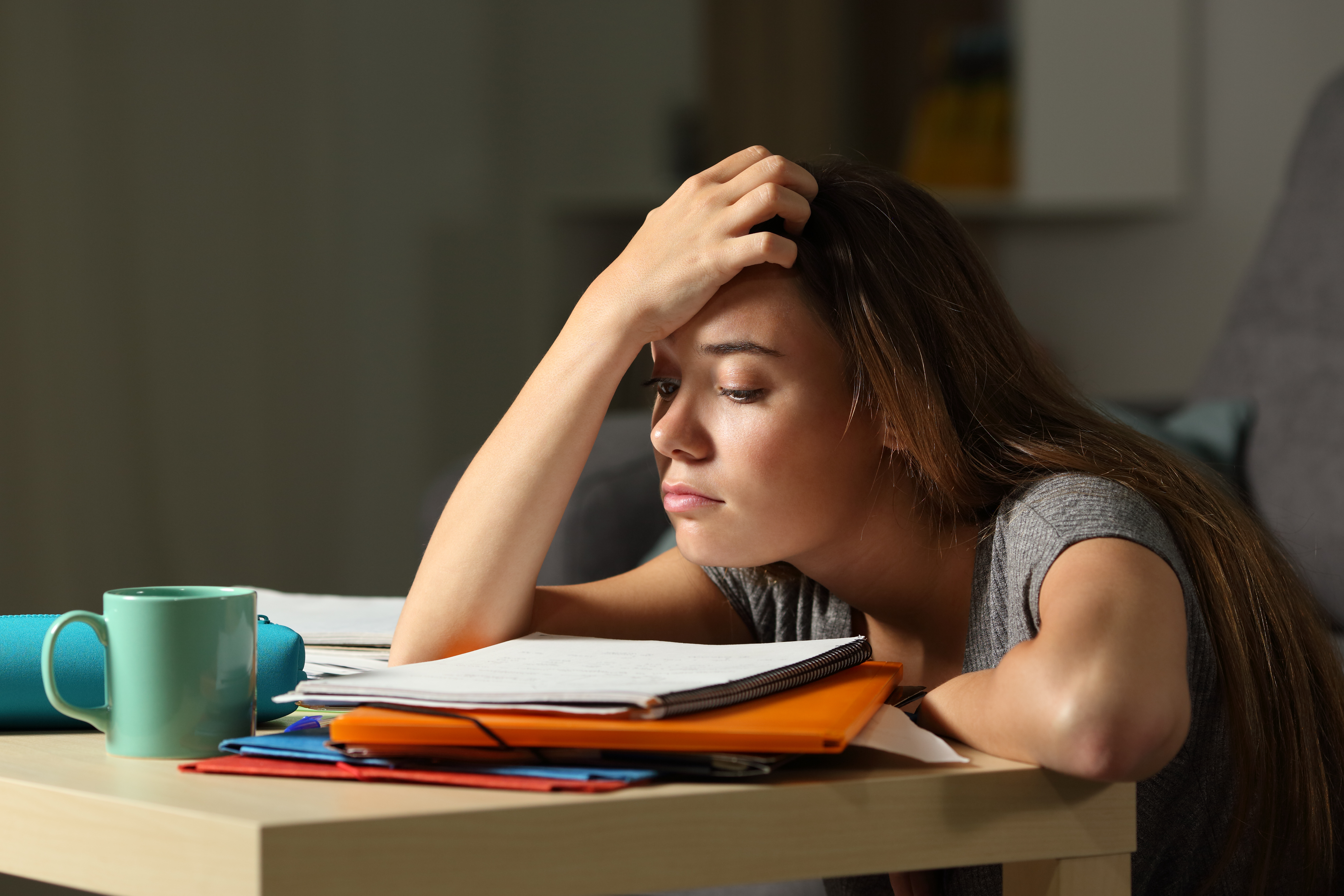 Müde Studentin beim Lernen | Quelle: Shutterstock