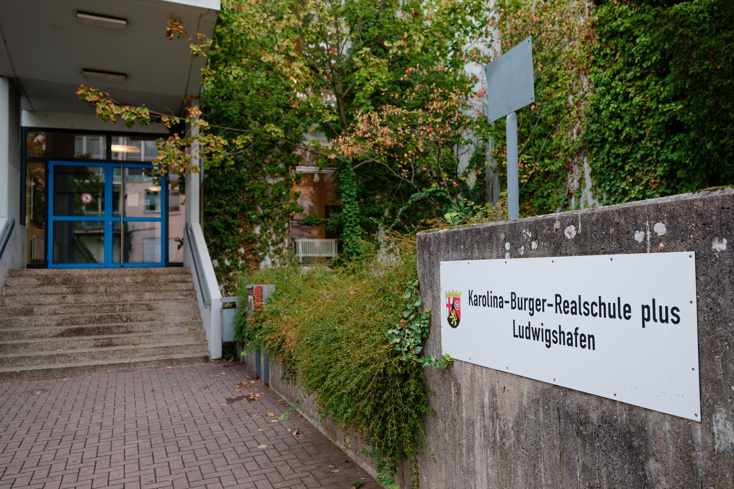 Einer der Eingänge der Karolina-Burger-Realschule in Ludwigshafen | Quelle: Getty Images