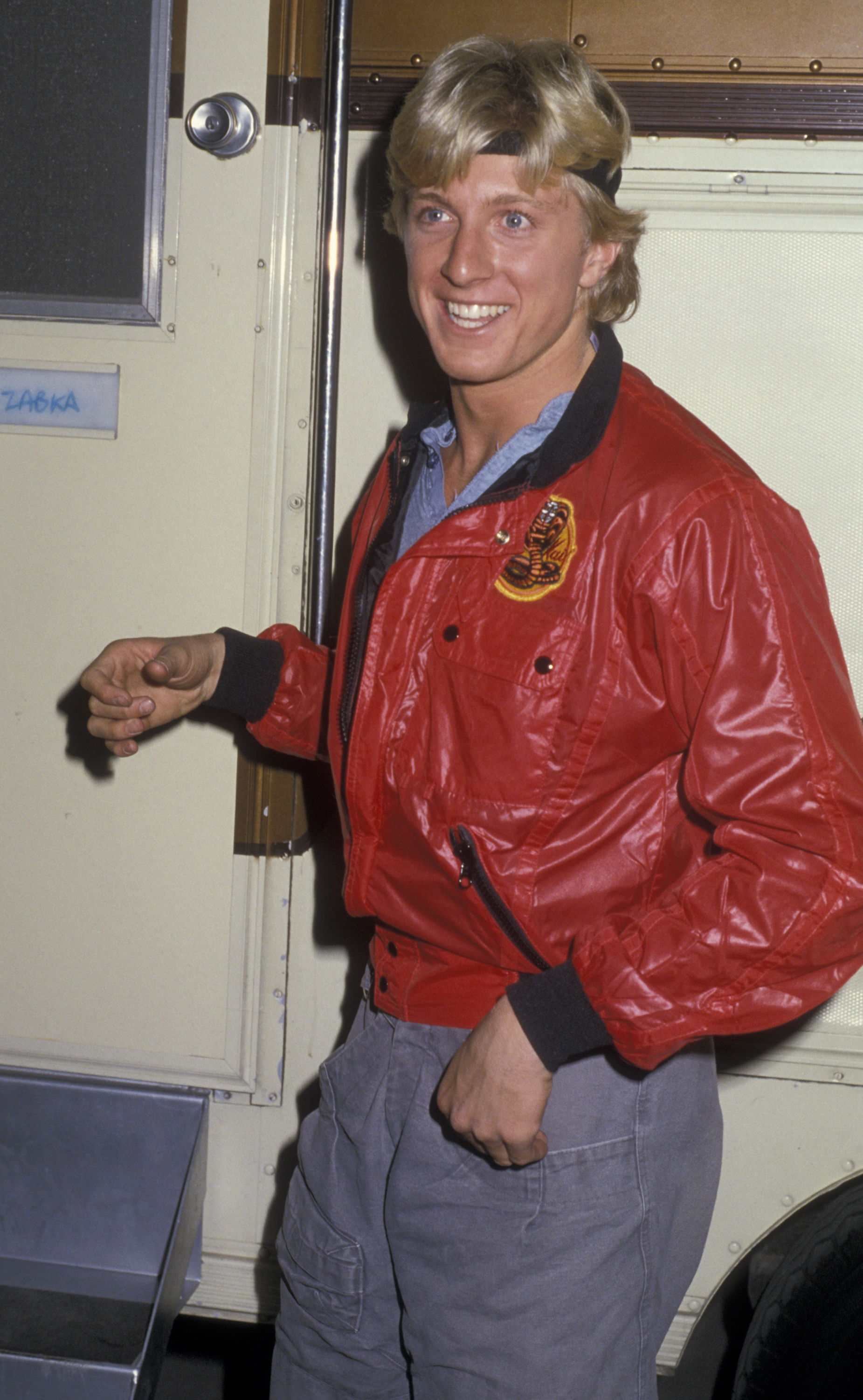 Der Schauspieler bei den Dreharbeiten zu "The Karate Kid" am 8. November 1985 in Los Angeles, Kalifornien. | Quelle: Getty Images