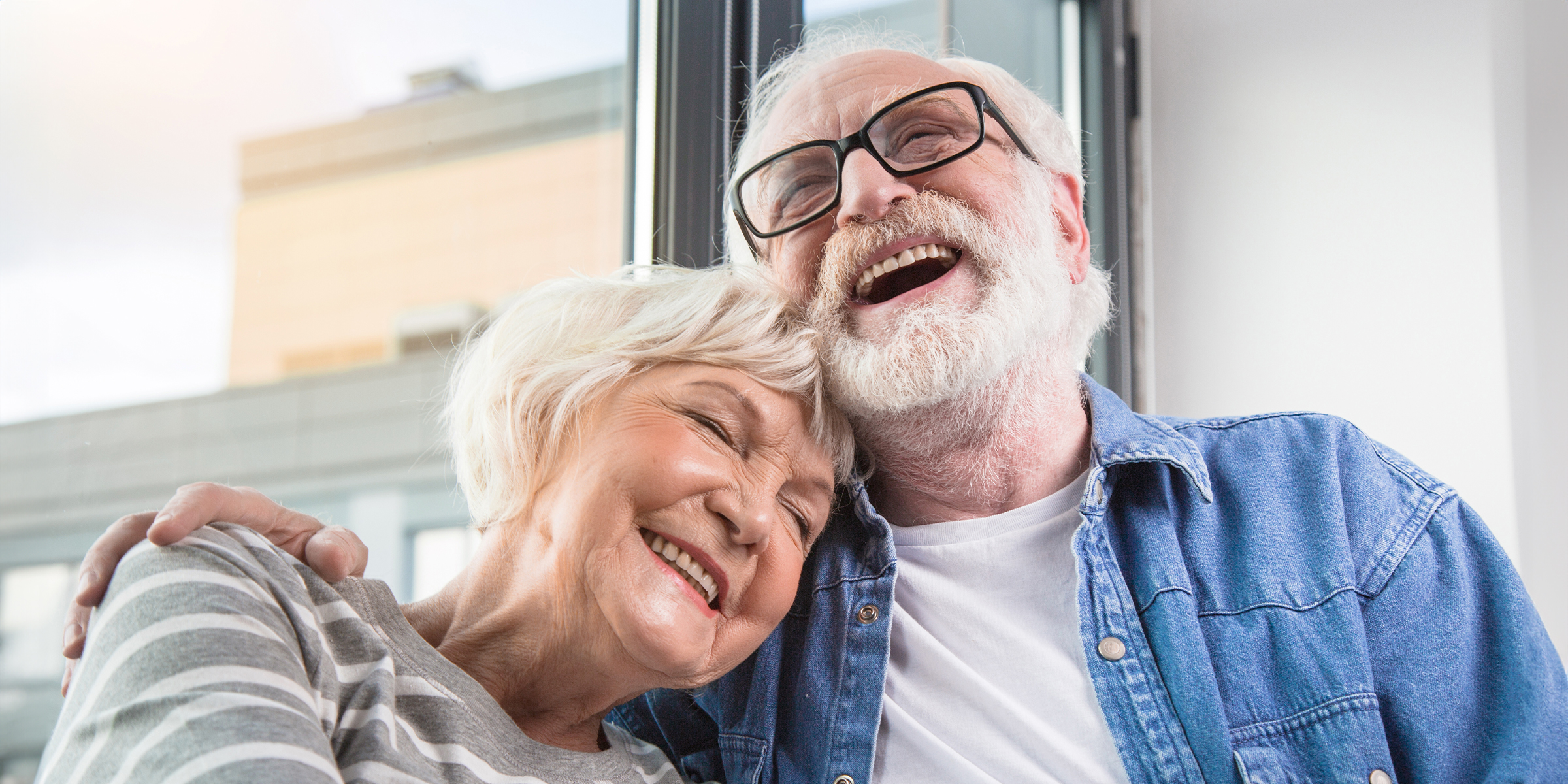 Ein reifes Paar, das zusammen lacht | Quelle: Shutterstock