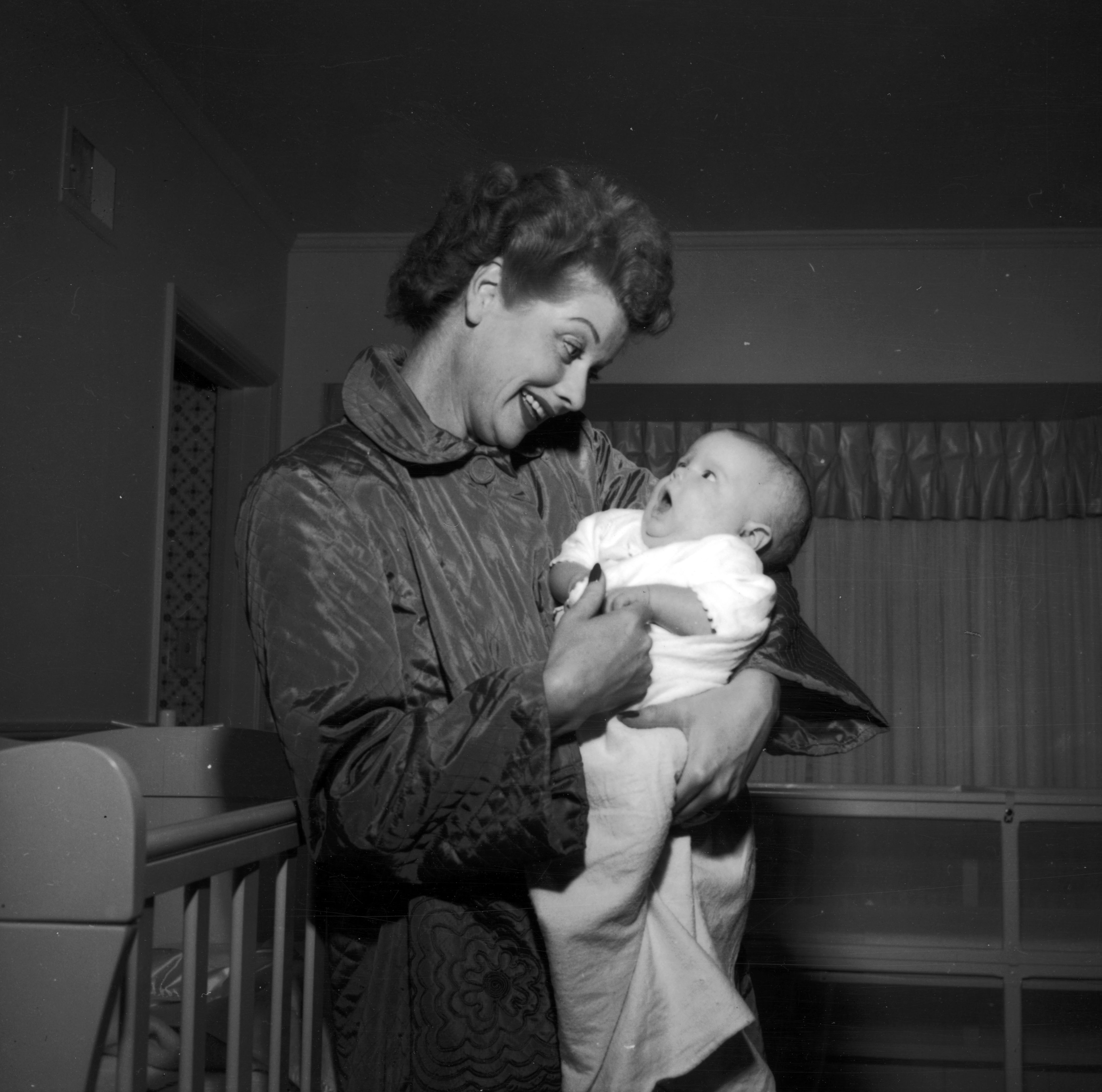 Lucille Ball und Desi Arnaz Jr. zu Hause im Jahr 1953 | Quelle: Getty Images