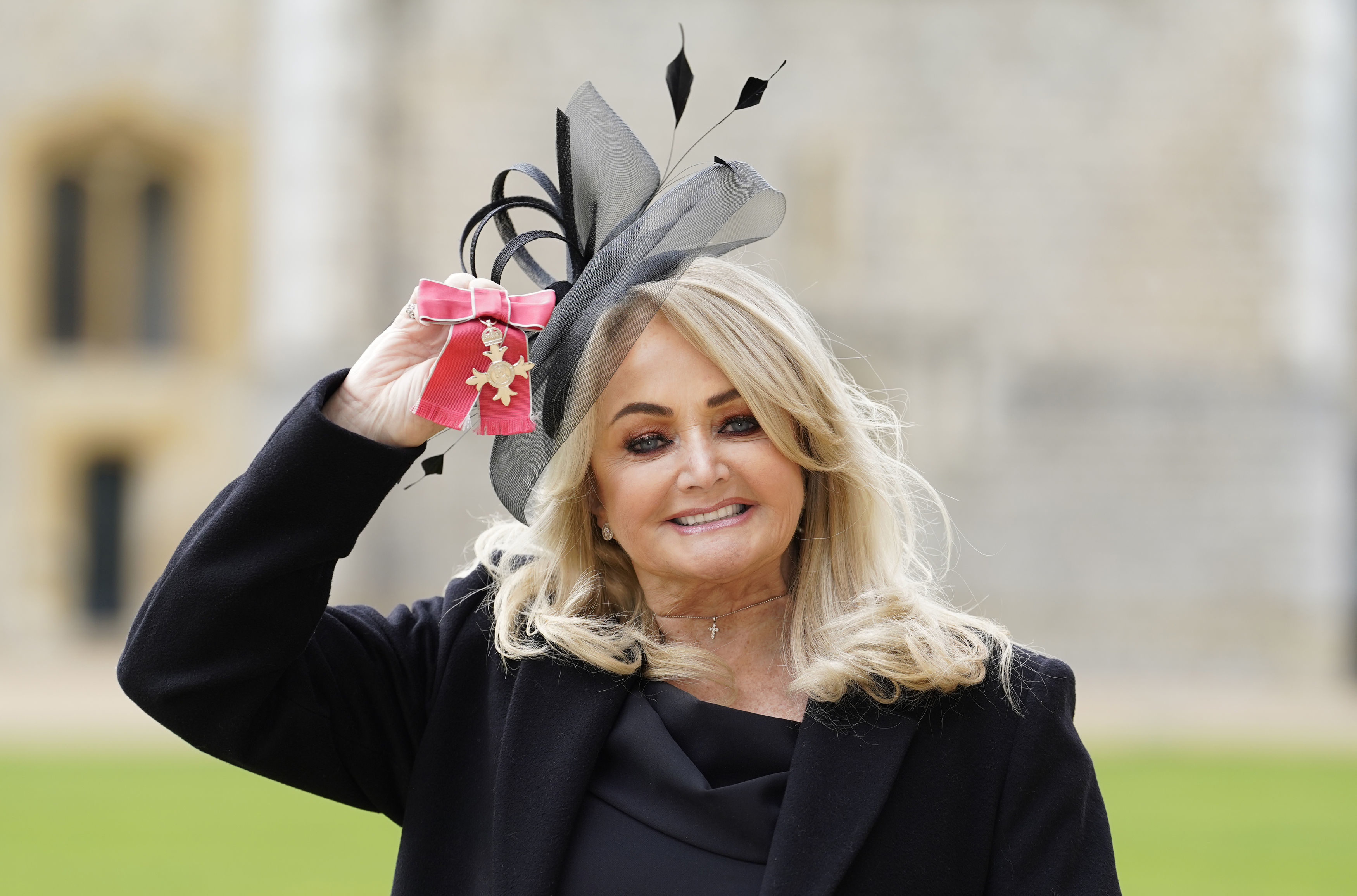 Der Fan behauptete, Robert Sullivan habe versucht, dem Geständnis zuvorzukommen, indem er sie als verrückt bezeichnete. Bei dieser Veranstaltung posierte Bonnie Tyler mit ihrem MBE, nachdem sie am 1. Februar 2023 in Windsor, England, während einer Verleihungszeremonie im Windsor Castle vom Prinzen von Wales zum Mitglied des Ordens des Britischen Empire ernannt worden war. | Quelle: Getty Images
