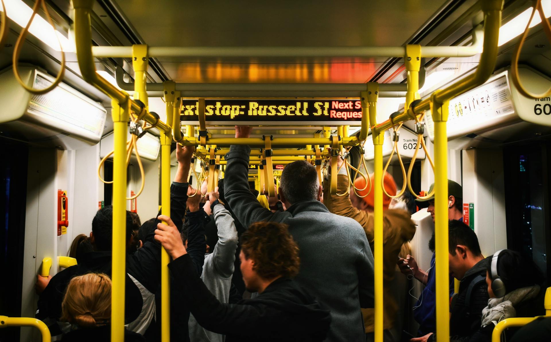 Ein mit Fahrgästen überfüllter Zug | Quelle: Pexels