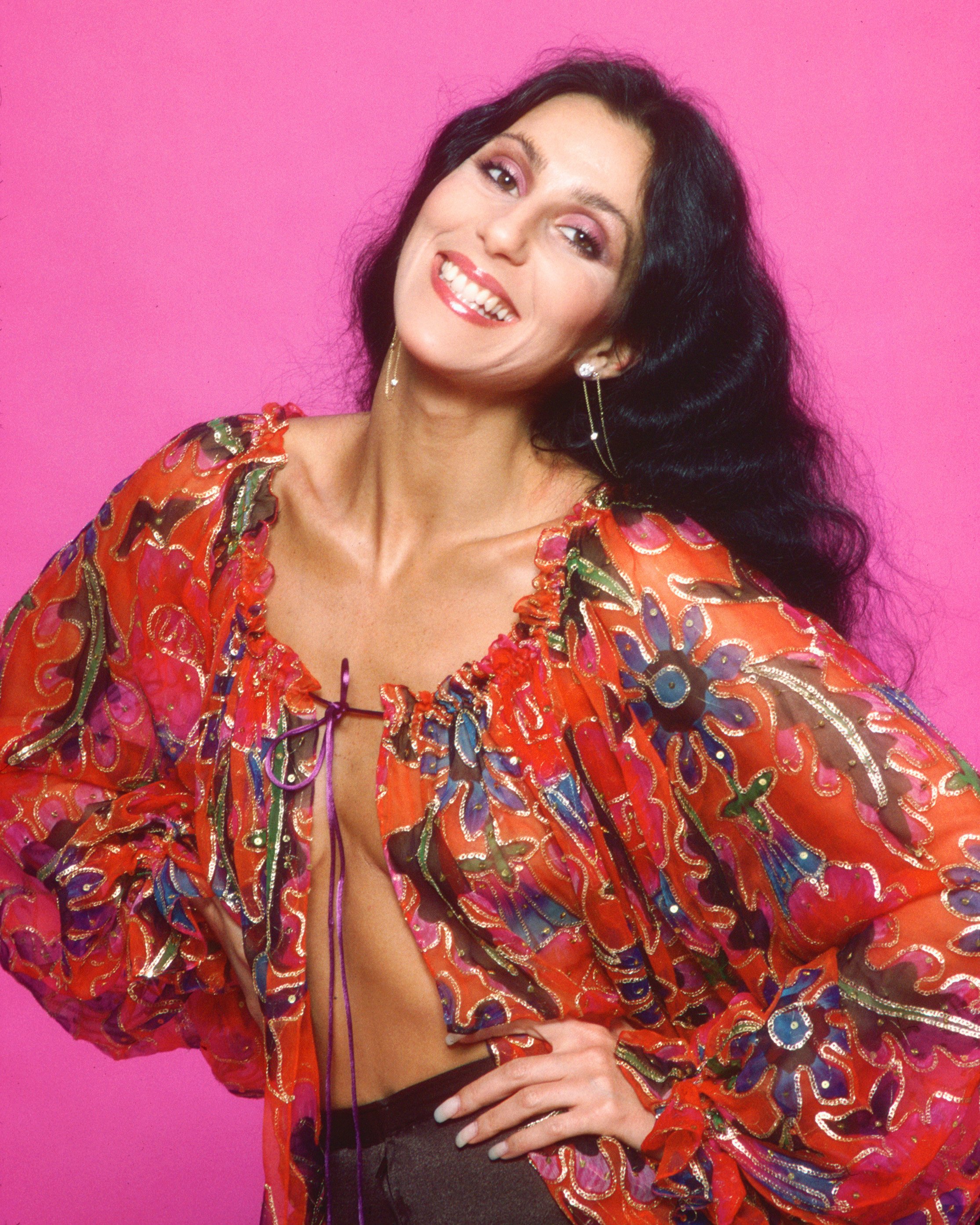 Cher posiert für einen Fototermin in einer Bob Mackie-Bluse in Los Angeles, Kalifornien, am 21. März 1977. | Quelle: Getty Images