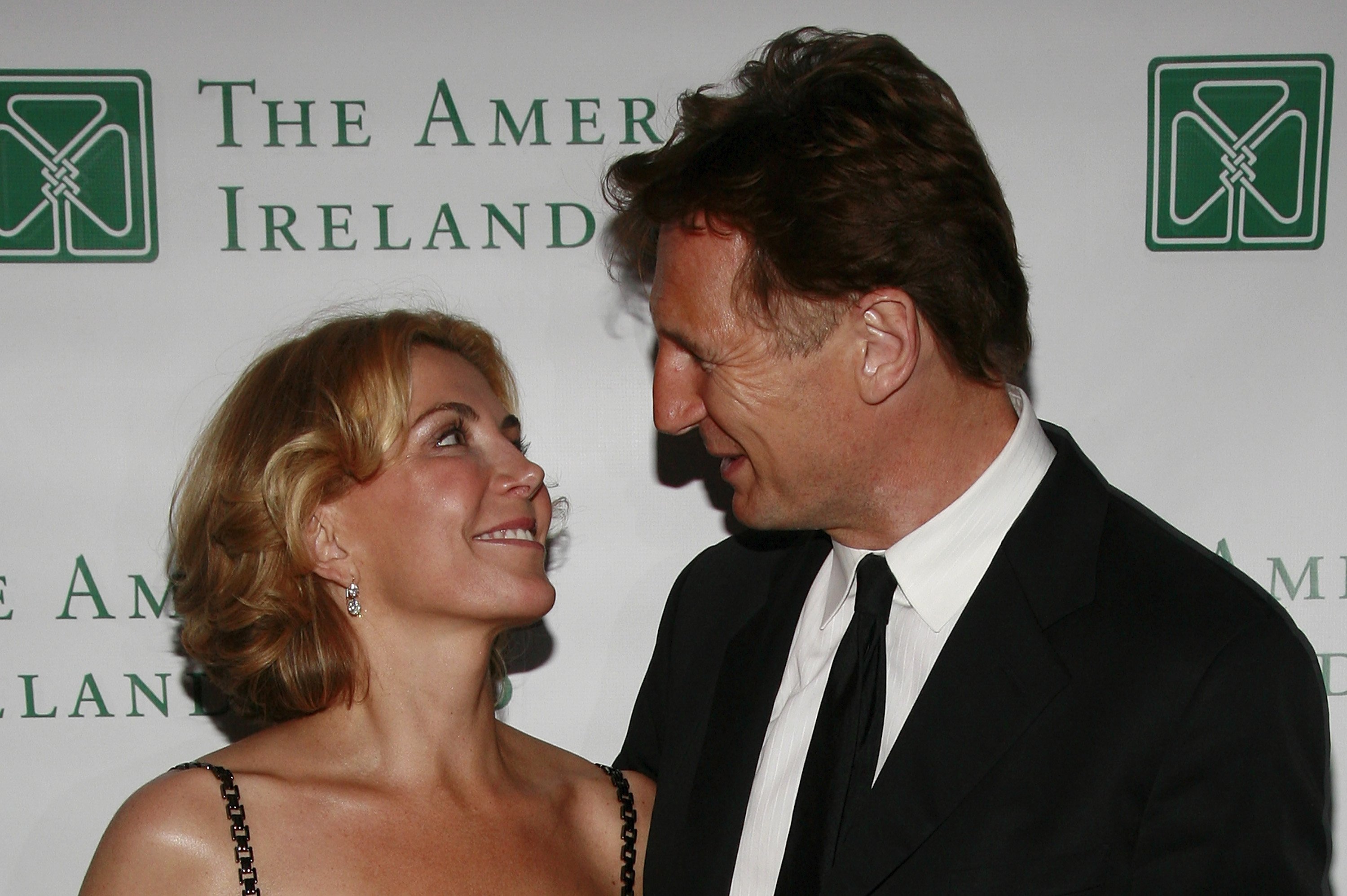 Natasha Richardson und Schauspieler Liam Neeson bei der 33. jährlichen New Yorker Gala-Spendenaktion des American Ireland Fund im Zelt im Lincoln Center am 8. Mai 2008. | Quelle: Getty Images