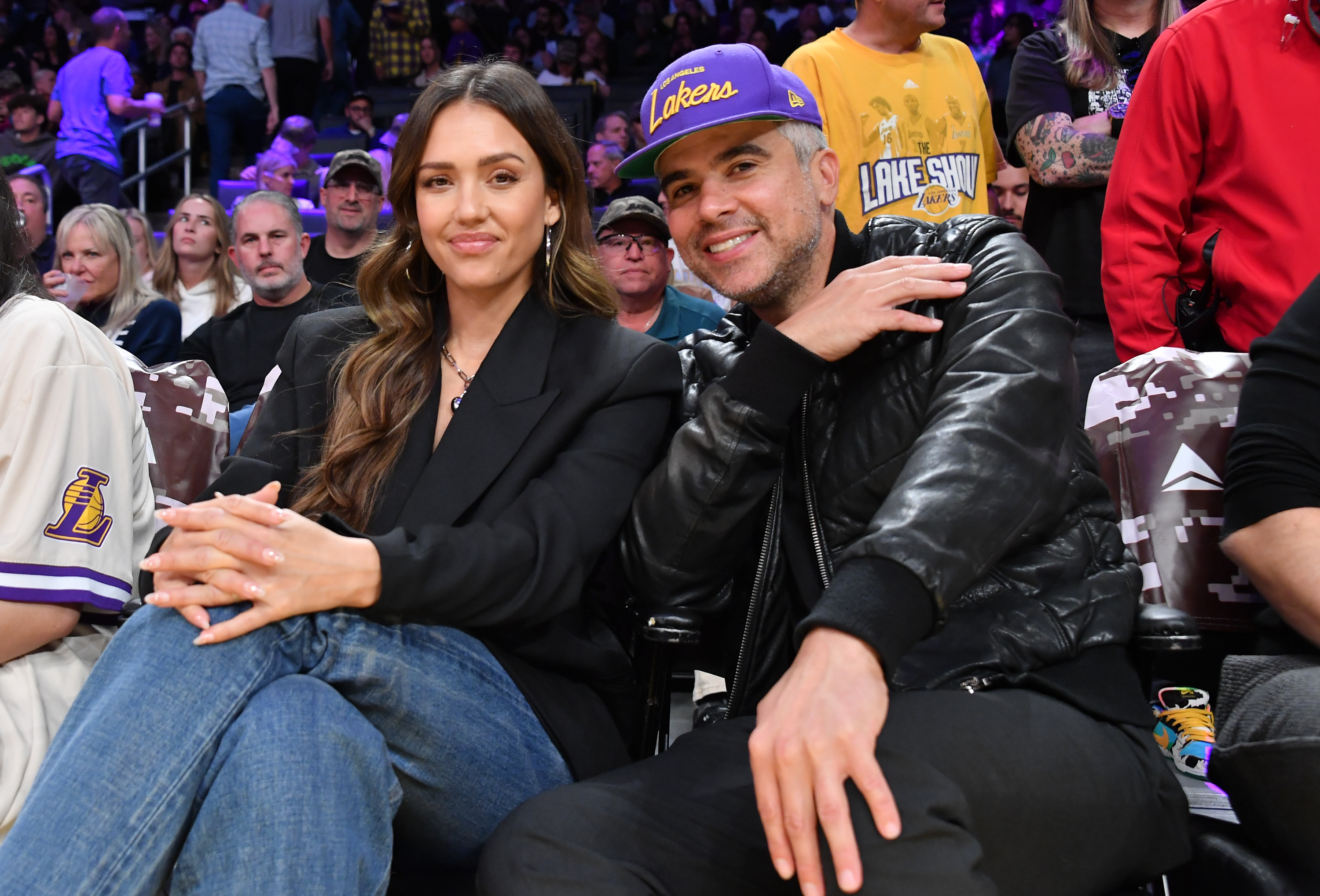 Jessica Alba und Cash Warren bei einem Basketballspiel in der Crypto.com Arena am 10. November 2024 in Los Angeles, Kalifornien | Quelle: Getty Images