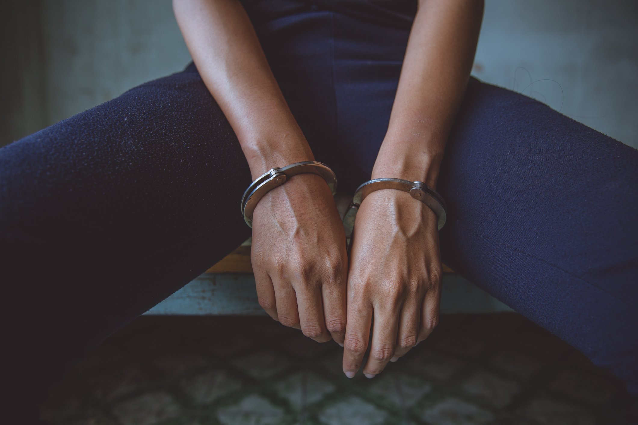 Frau mit Handschellen im Gefängnis I Quelle: Getty Images