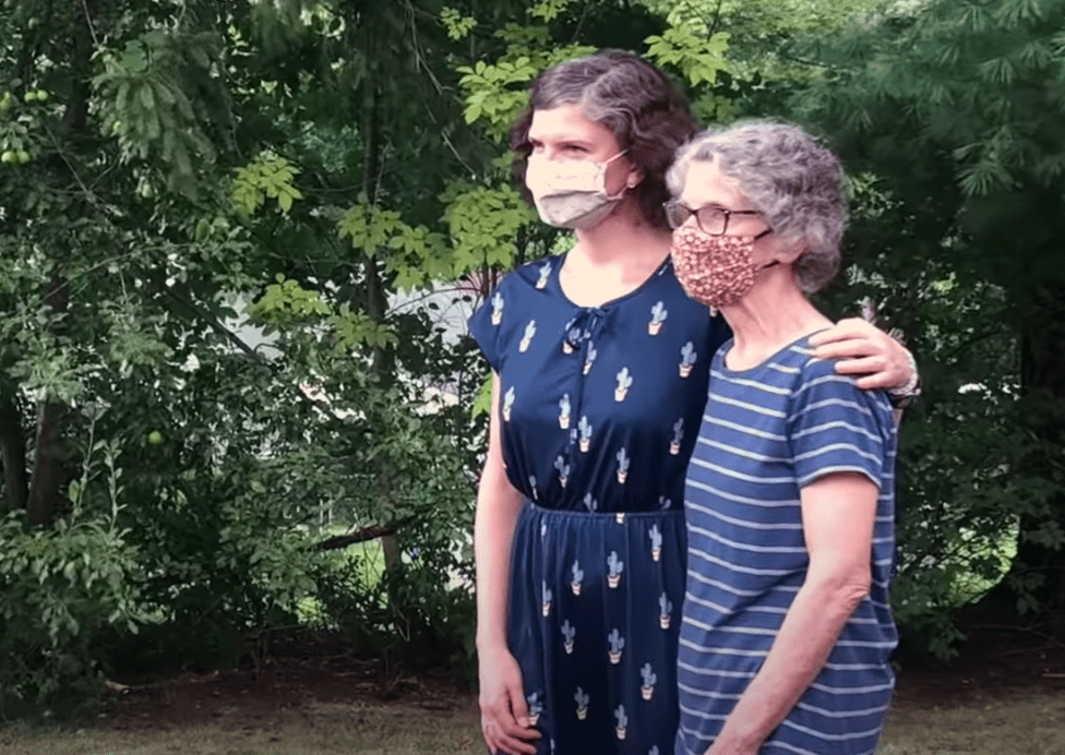 Eine Mutter und ihre Tochter treffen sich nach 50 Jahren Trennung persönlich | Quelle: Youtube/PBS Voices