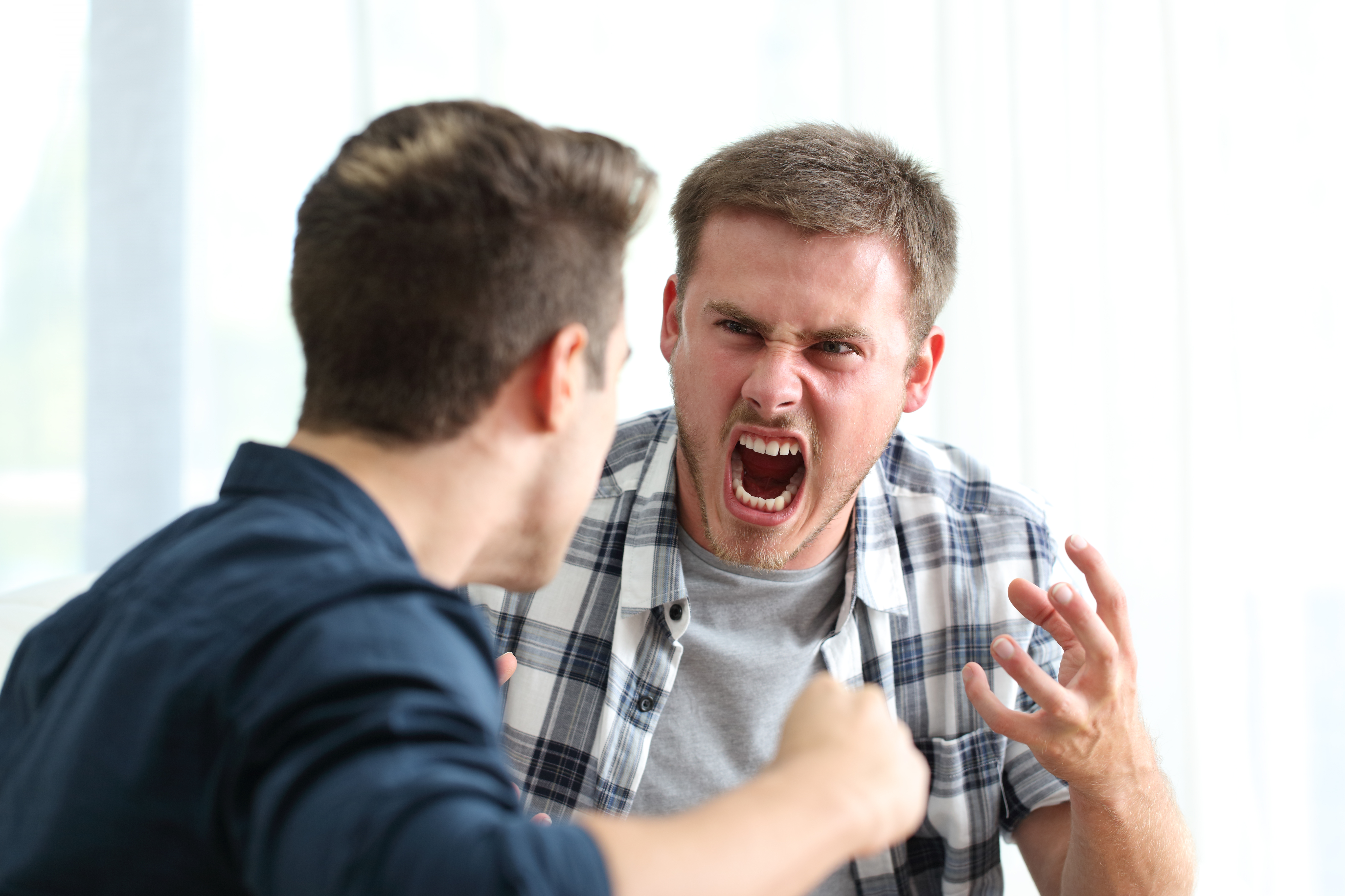 Zwei Männer in einer hitzigen Diskussion | Quelle: Shuttestock