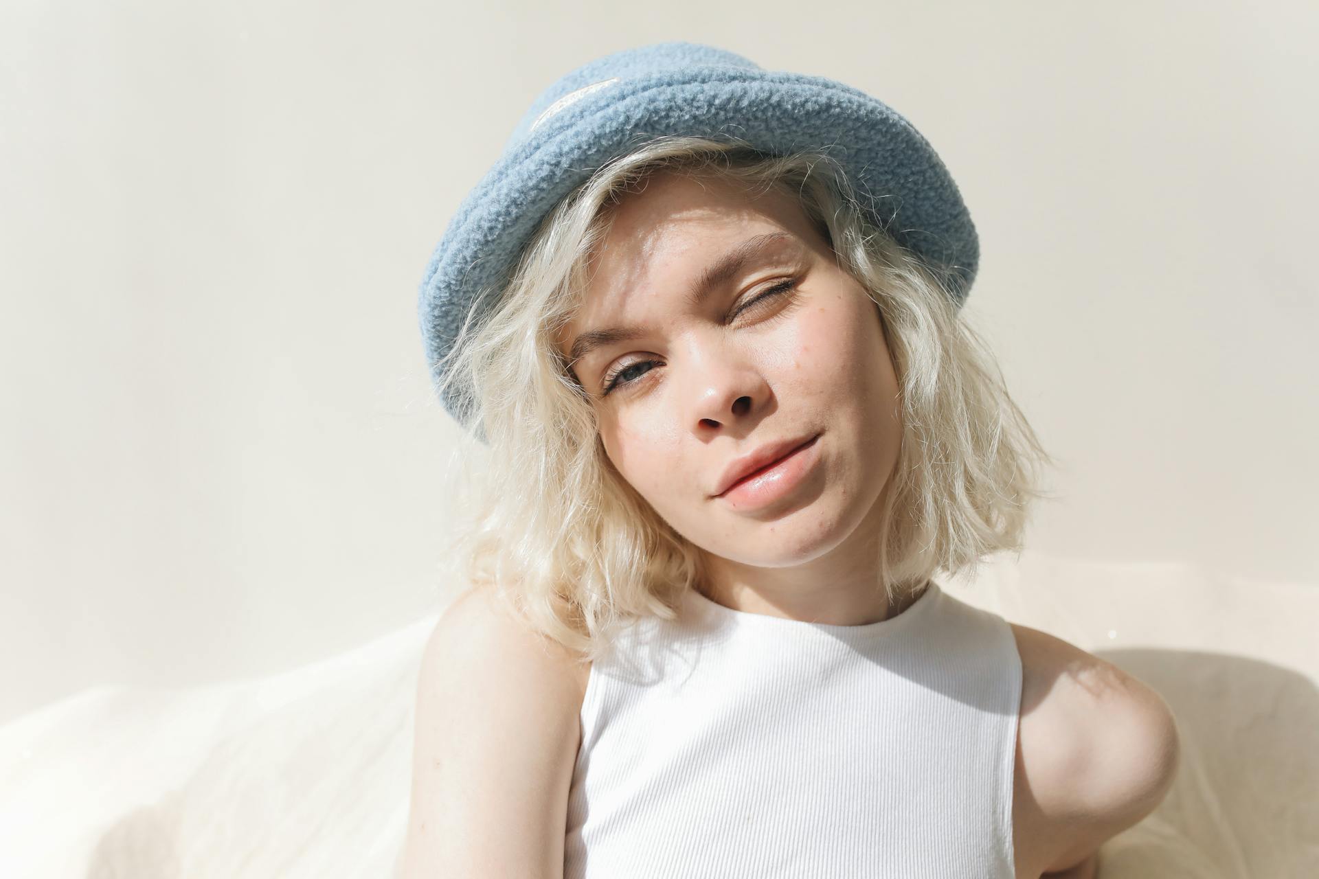 Ein Teenager-Mädchen zwinkert jemandem zu | Quelle: Pexels
