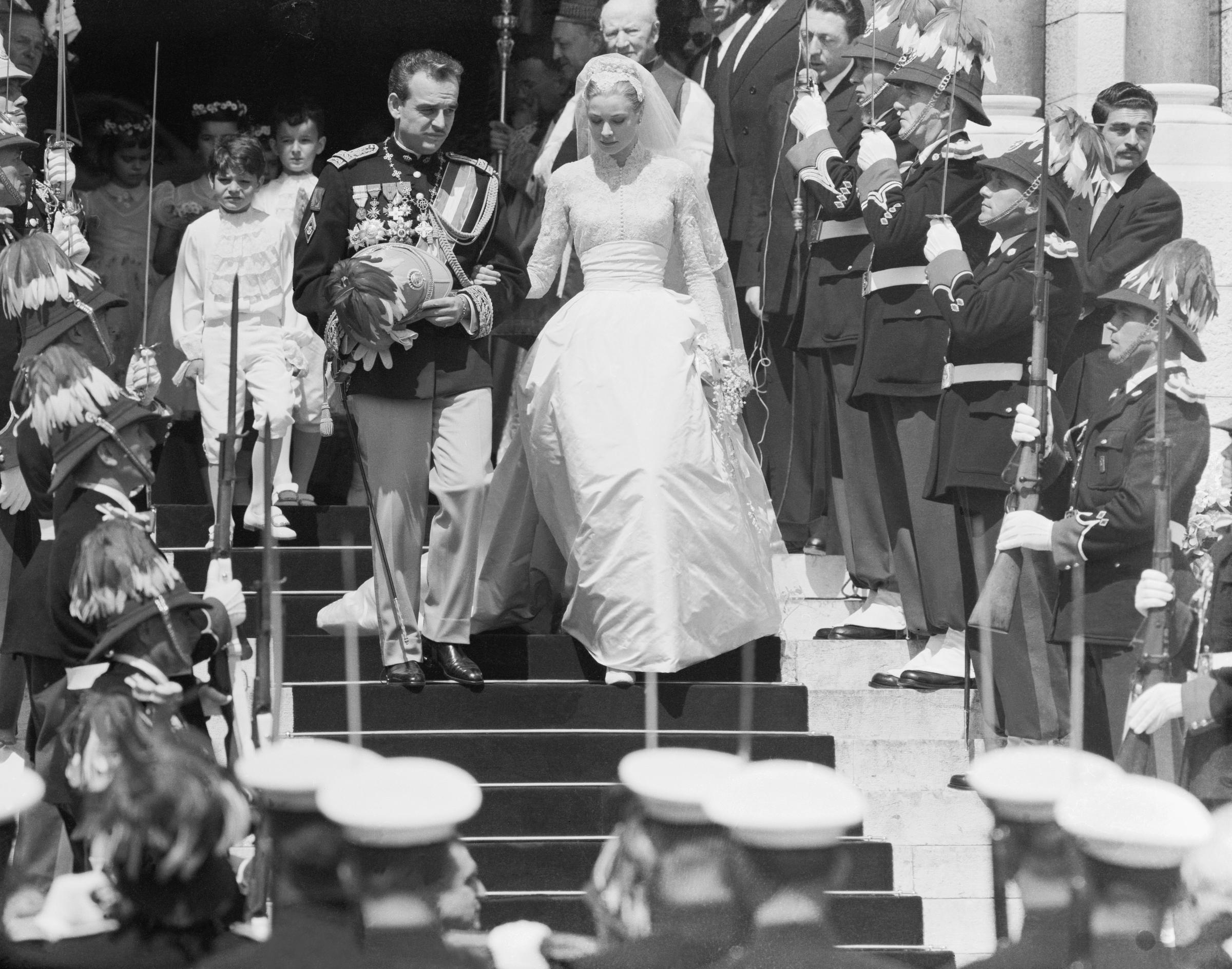 Fürst Rainier und Grace Kelly verlassen die Kathedrale von Monaco nach ihrer römisch-katholischen Zeremonie am 19. April 1956 in Monaco. | Quelle: Getty Images