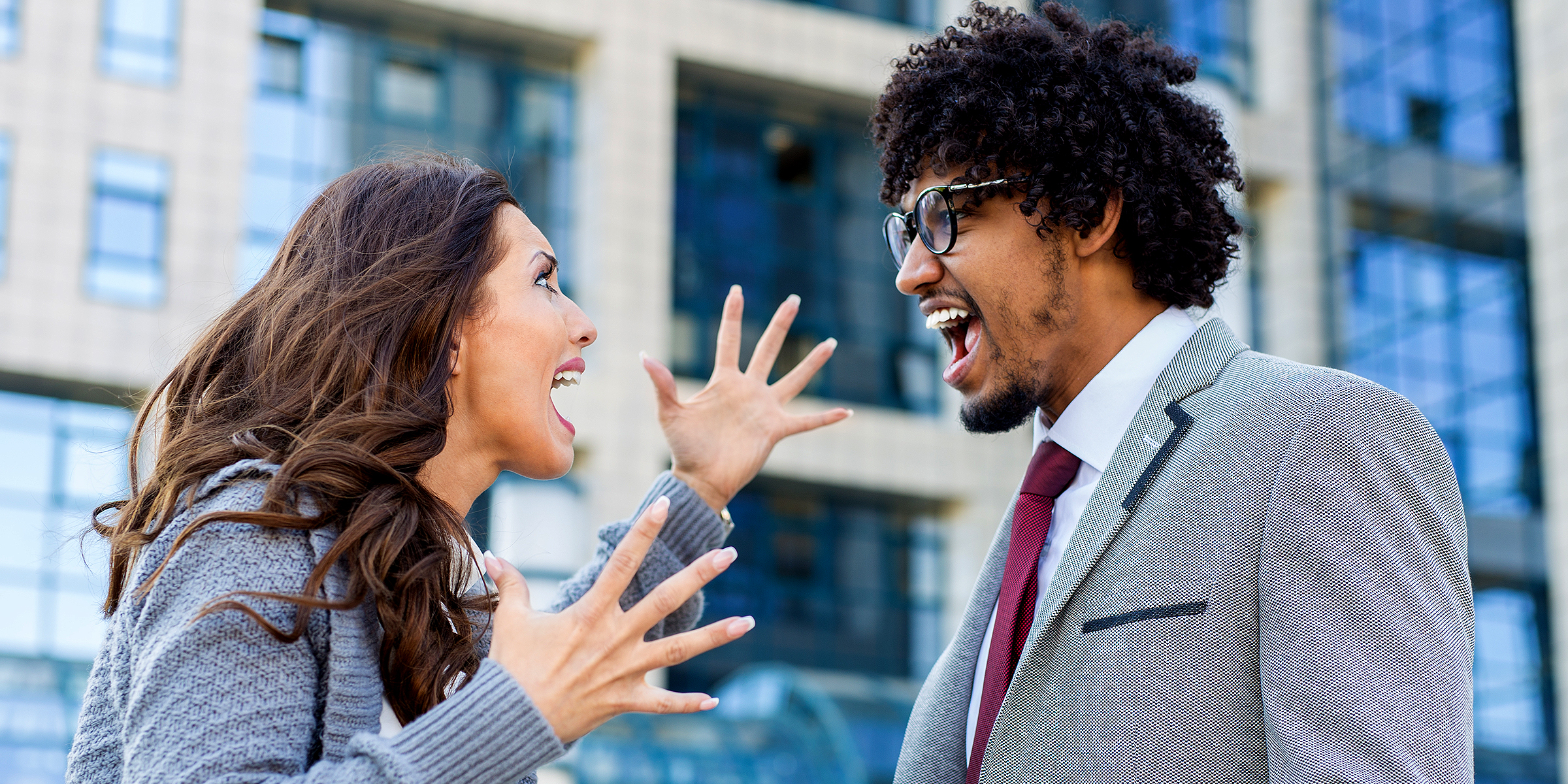 Eine Frau streitet sich mit einem Mann | Quelle: Shutterstock