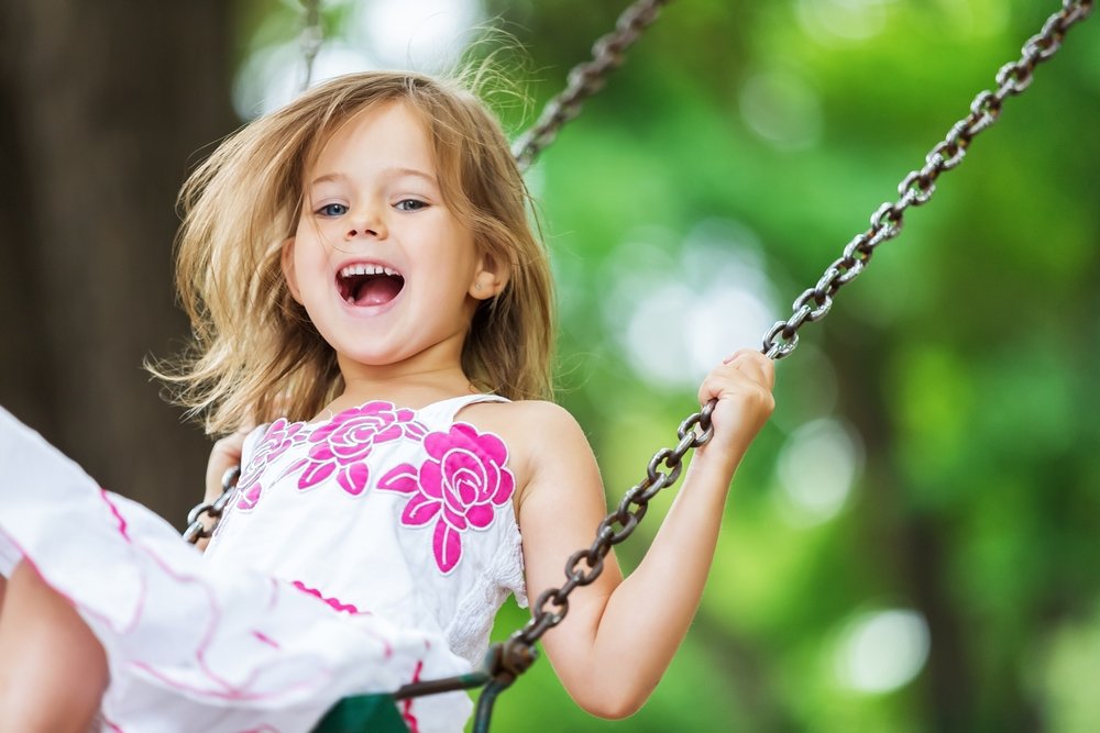 Mädchen, dass auf dem Spielplatz spielt. | Quelle: Shutterstock