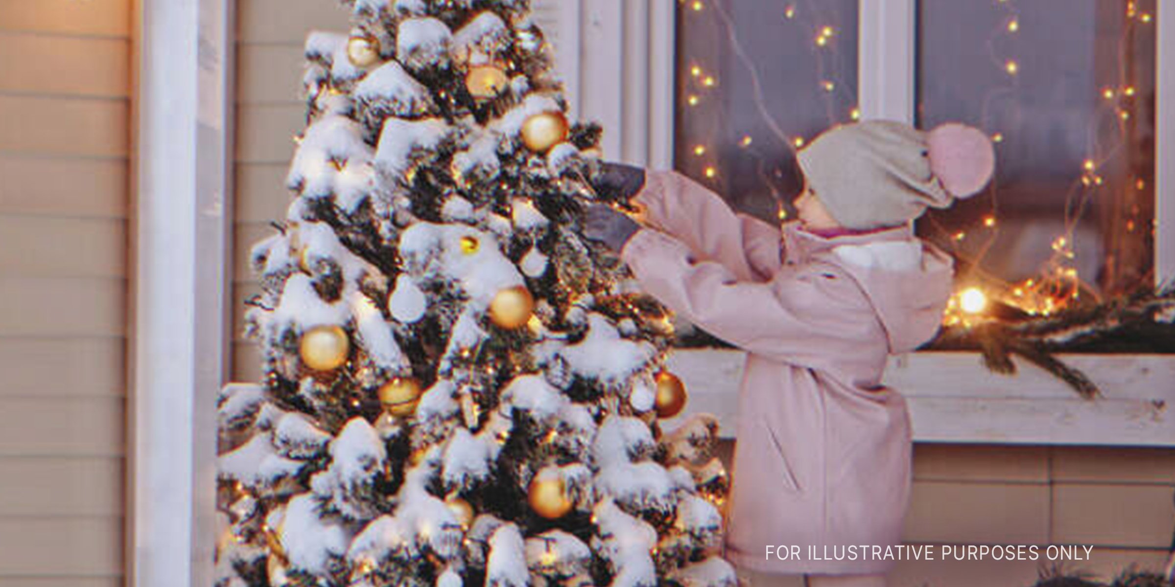 Kleines Mädchen schmückt einen Weihnachtsbaum. | Quelle: Shutterstock