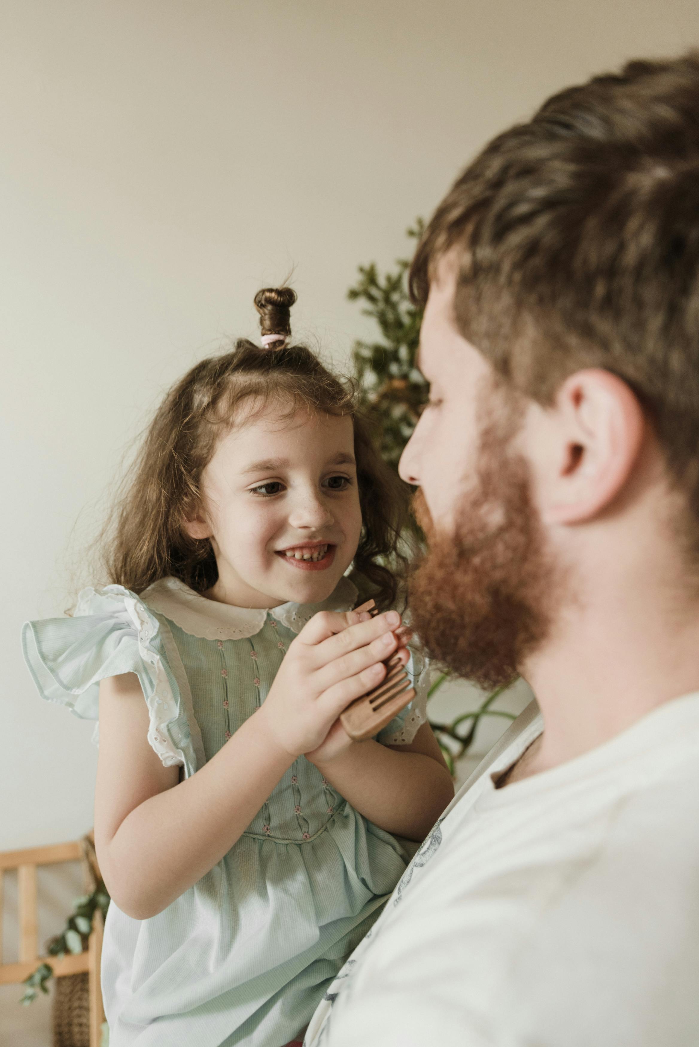 Ein Vater und seine Tochter im Gespräch | Quelle: Pexels