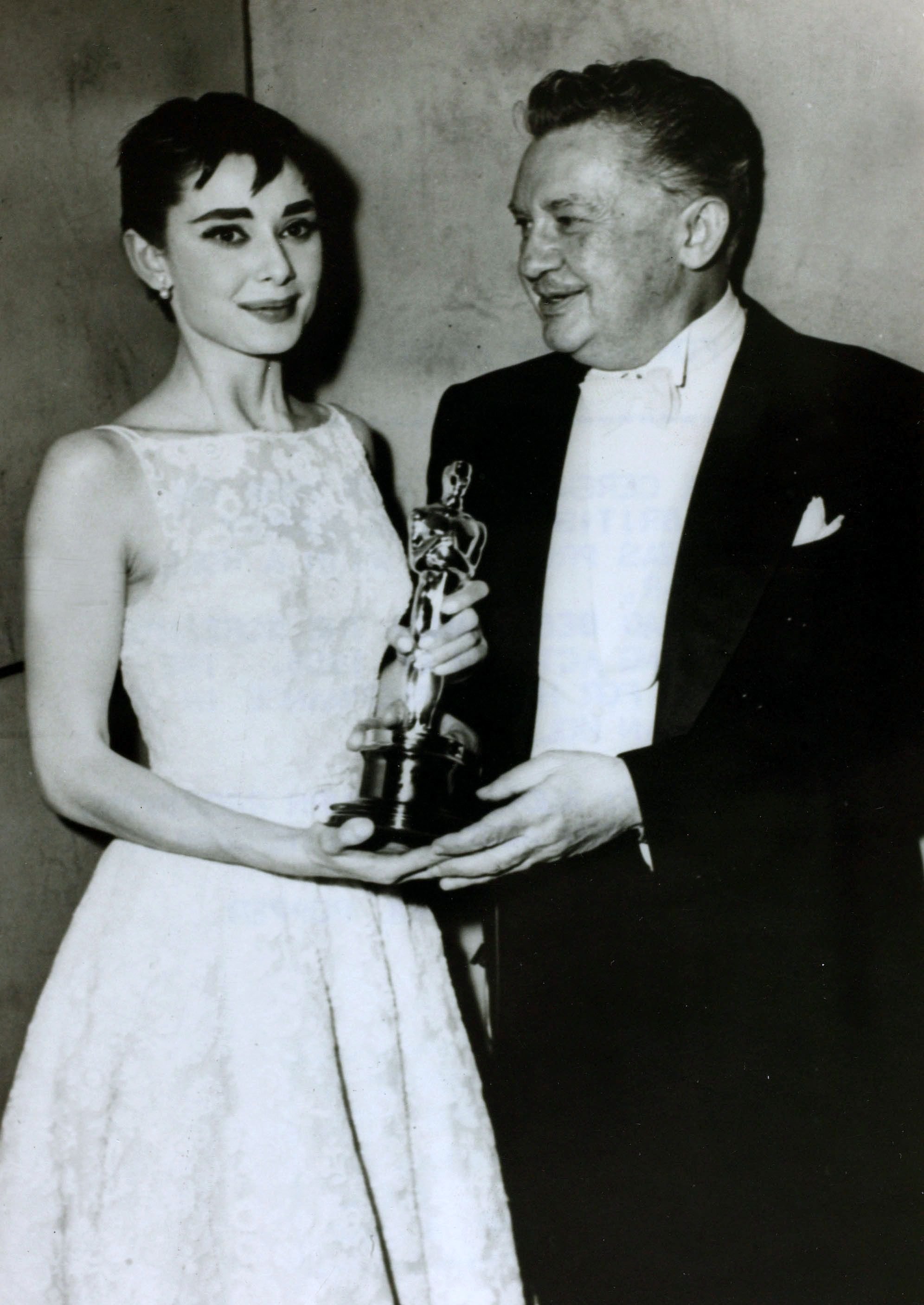 Audrey Hepburn erhält ihren Oscar als beste Hauptdarstellerin für ihre Rolle im Film "Roman Holiday" von Schauspieler Jean Hersholt. (Foto von Popperfoto) I Quelle: Getty Images