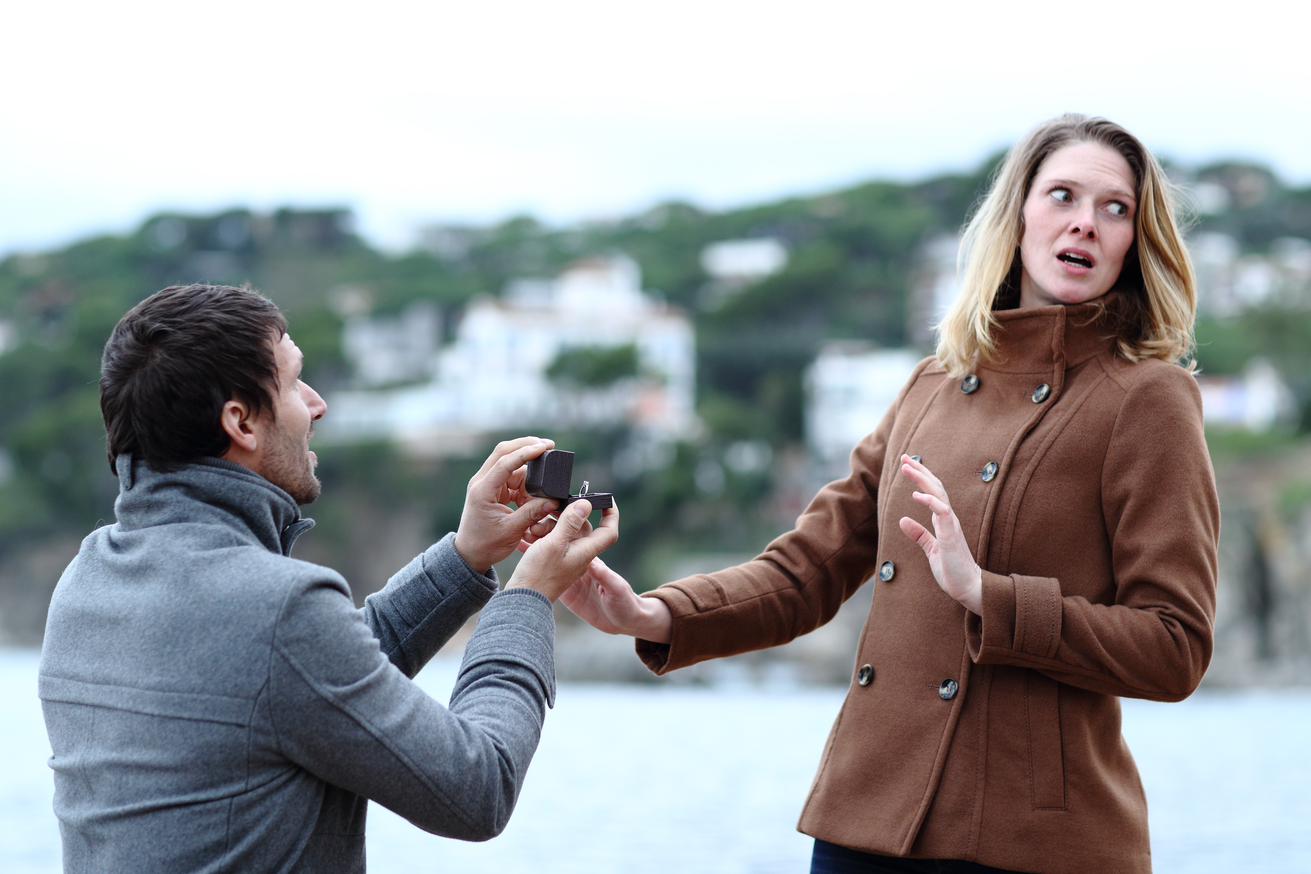 Schockierte Frau, die den Antrag eines Mannes ablehnt | Quelle: Shutterstock