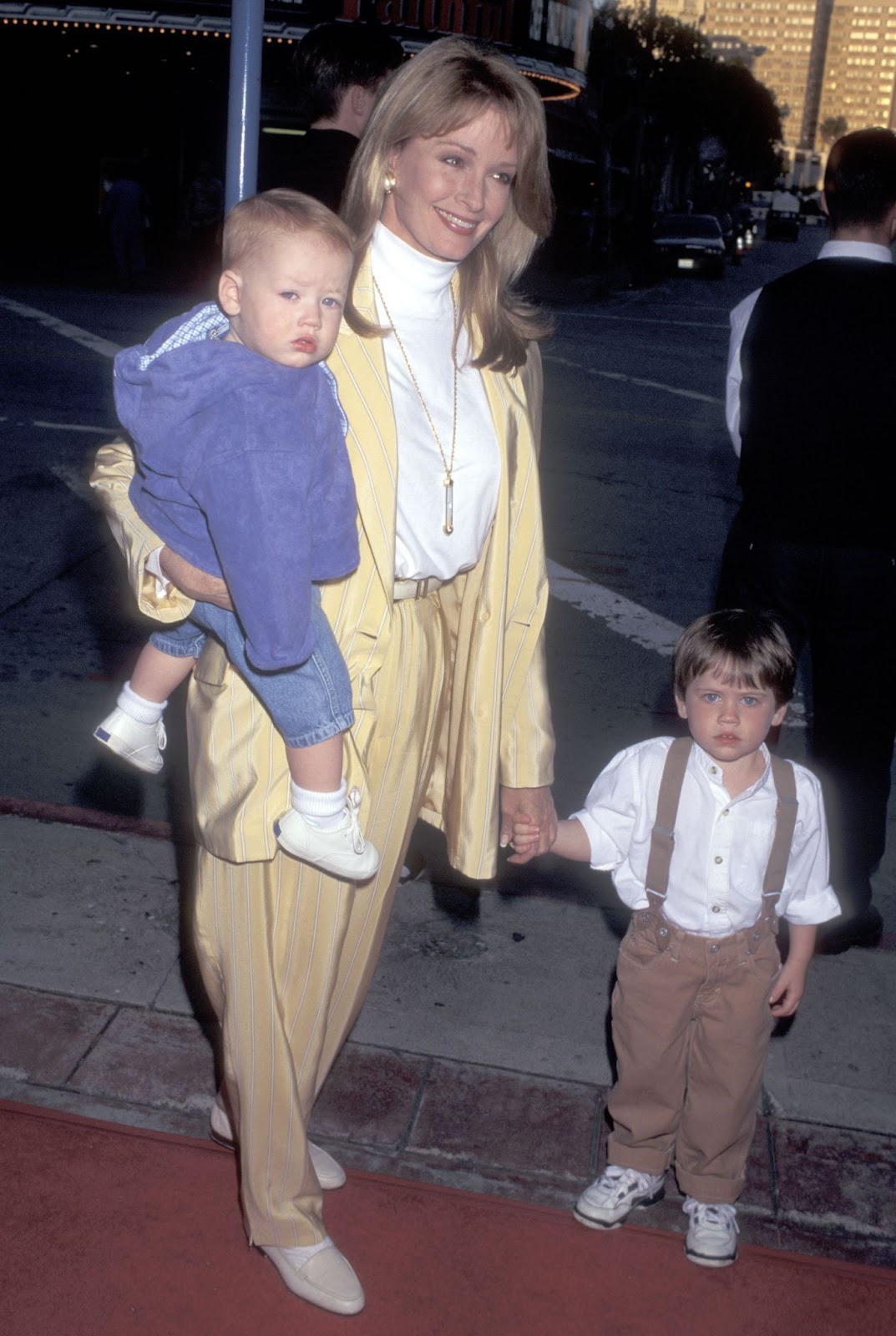 Deidre Hall und ihre Söhne bei der Videoveröffentlichung und Sondervorführung von "The Aristocats" am 18. April 1996 in Westwood, Kalifornien. | Quelle: Getty Images