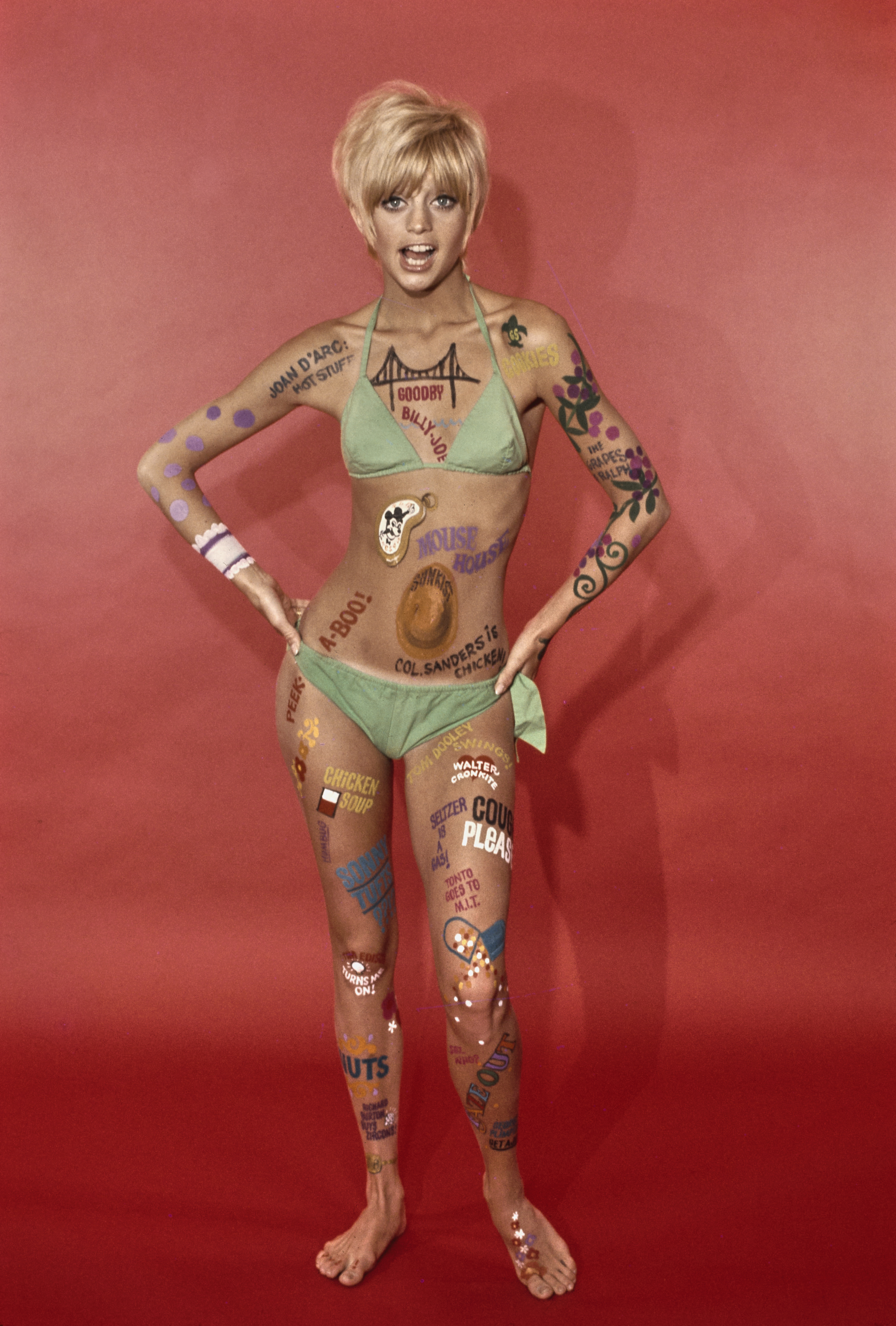Goldie Hawn trägt Bodypaint und einen Bikini auf einem Werbeporträt für die Fernsehserie "Laugh-In" am 30. Juni 1968. | Quelle: Getty Images